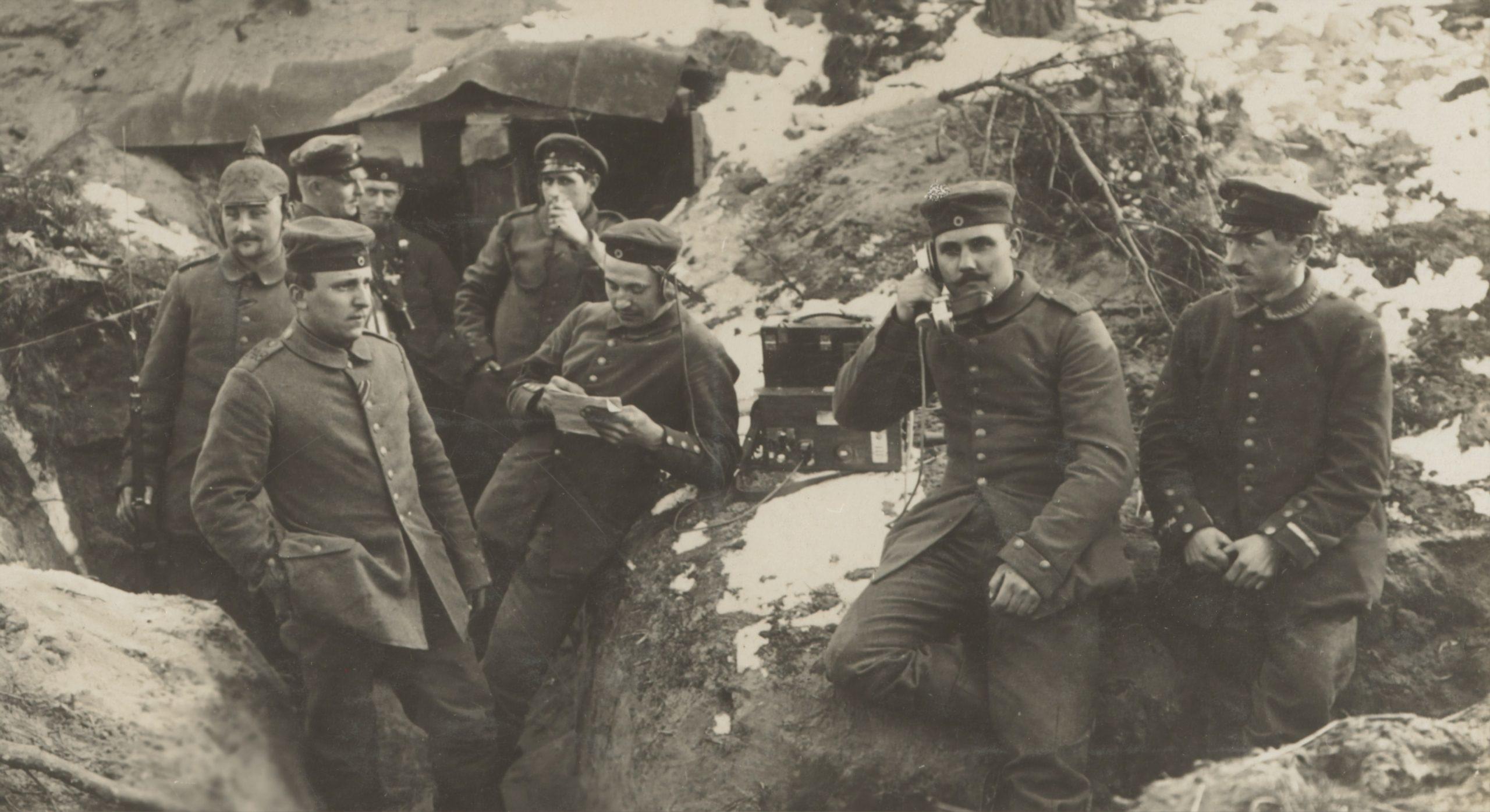 Photo en noir et blanc de poilus dans les tranchées de la guerre mondiale.