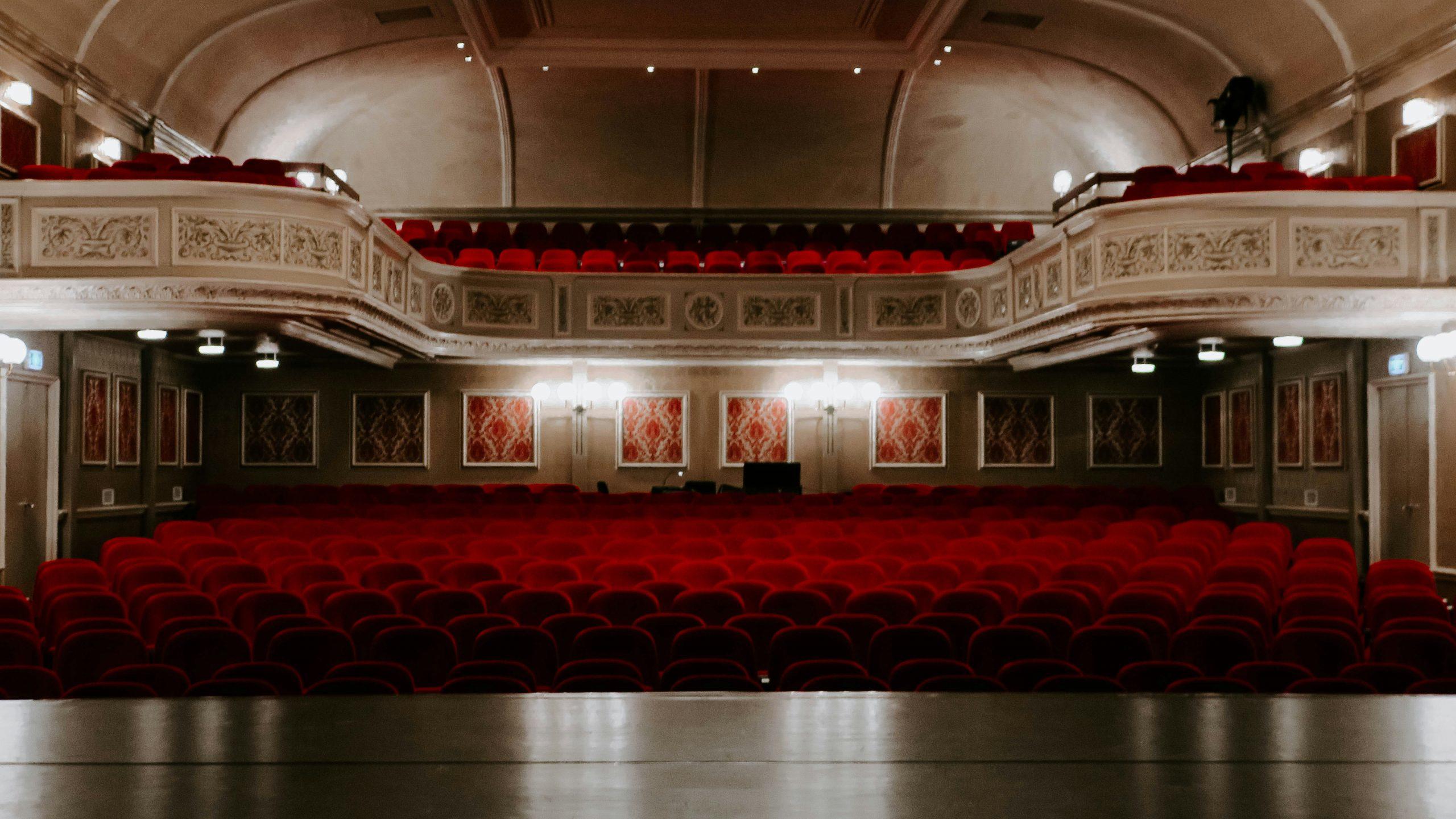 Un théâtre vu depuis la scène.