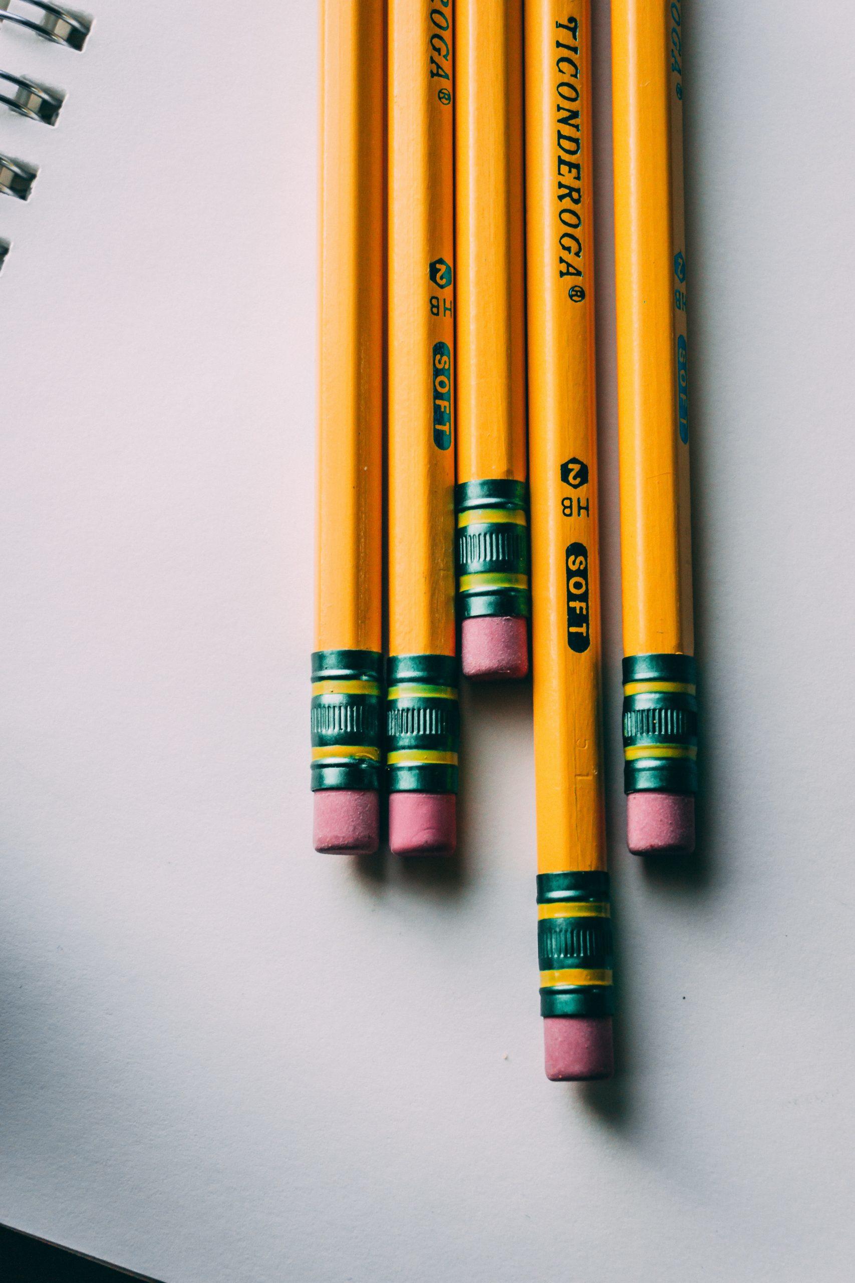 Des crayons à papier jaune avec un embout gomme.