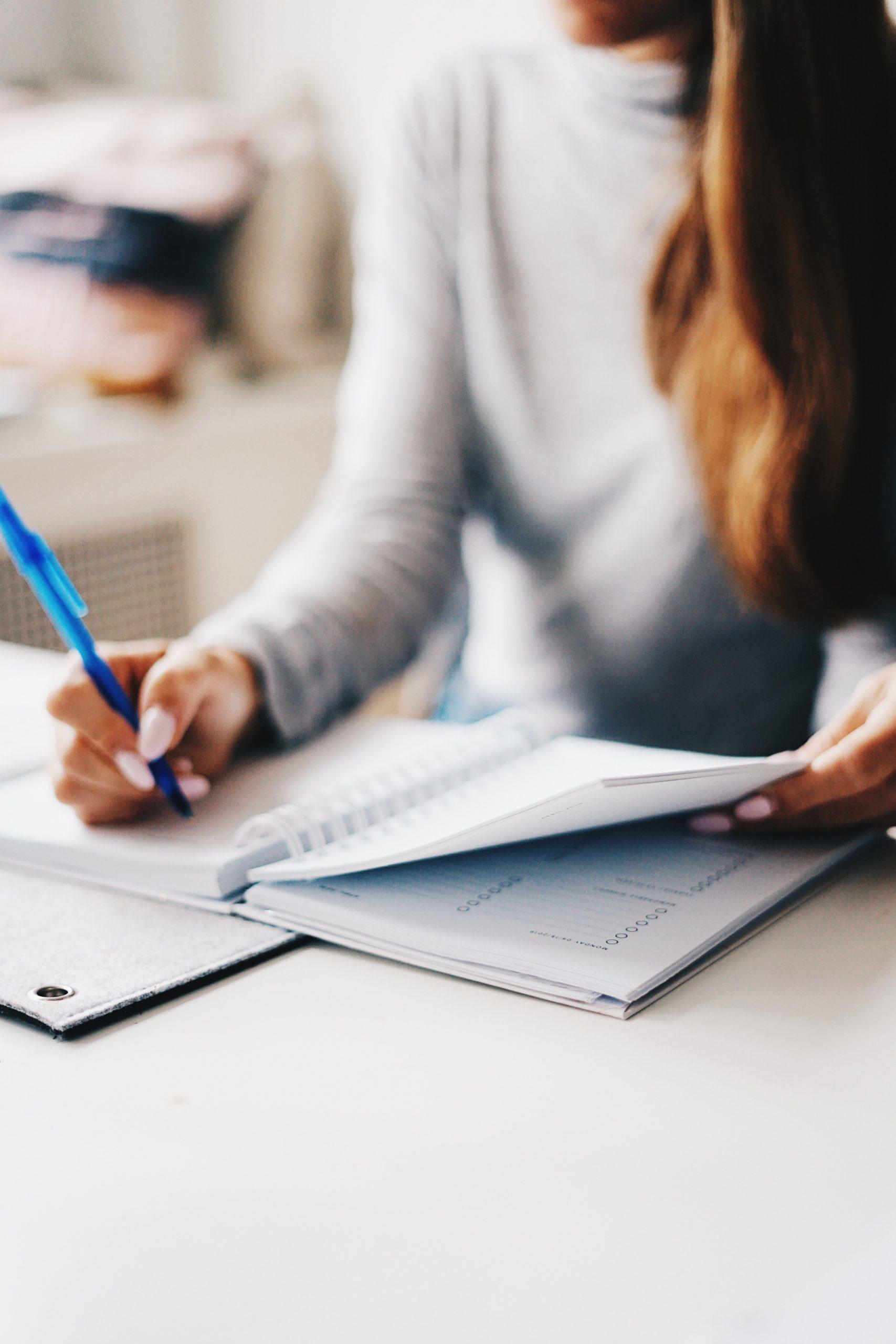 Une femme travaille à son bureau.