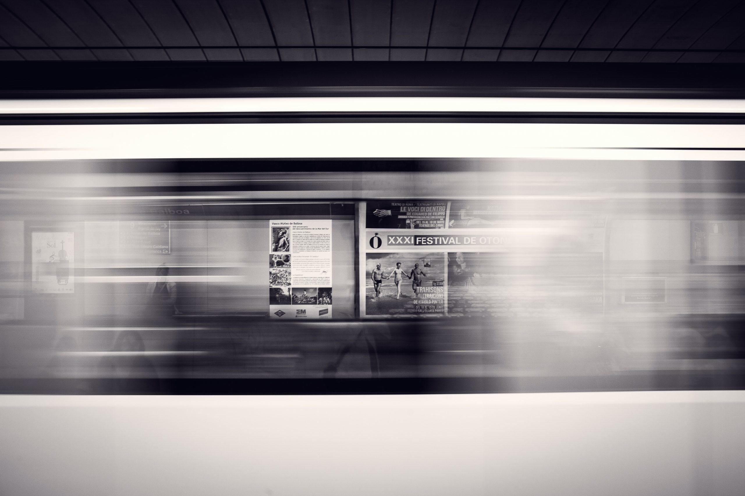 L'image figée d'une station de métro pendant que le wagon avance.