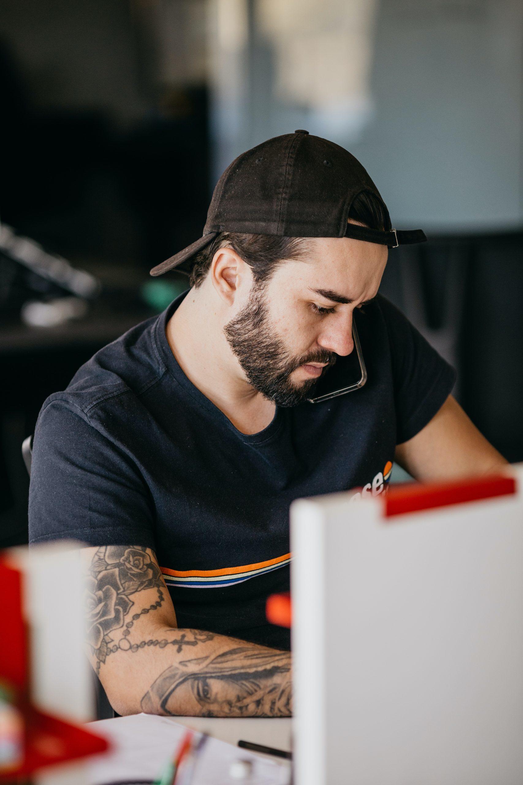 Un entrepreneur démarche par téléphone des entreprises.