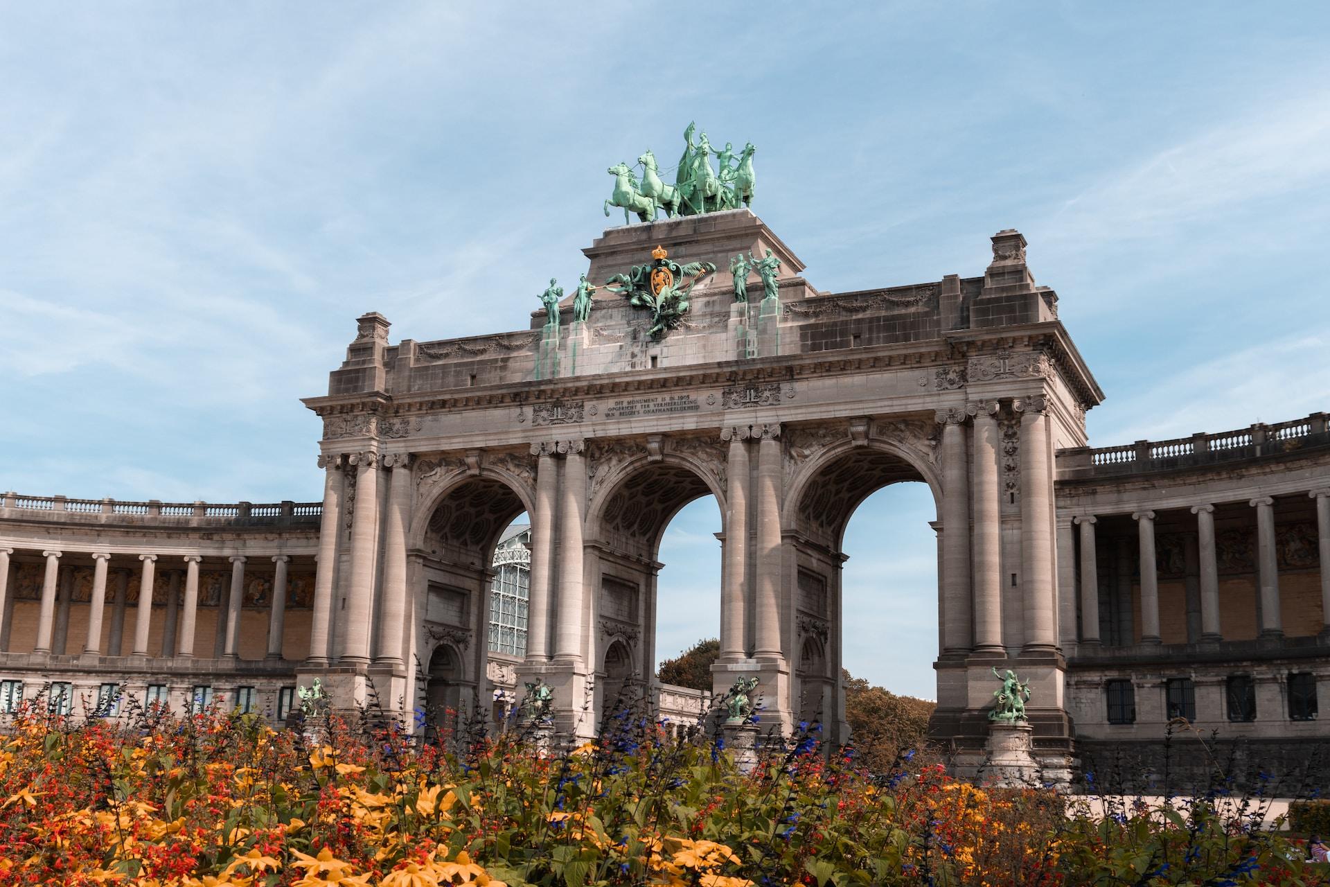 monument en forme de grande porte à Bruxelles