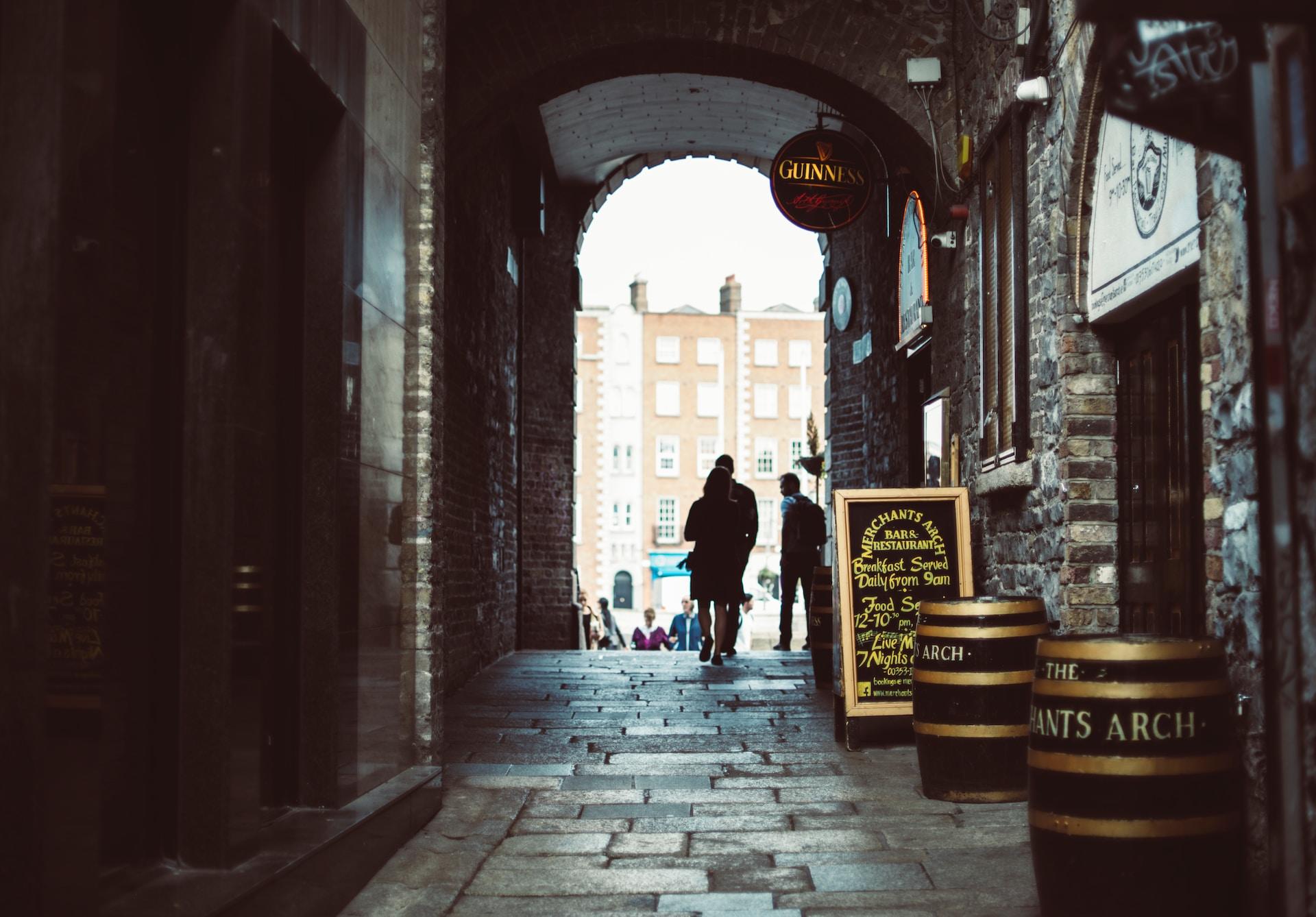 rues de Dublin avec accueil d'un bar