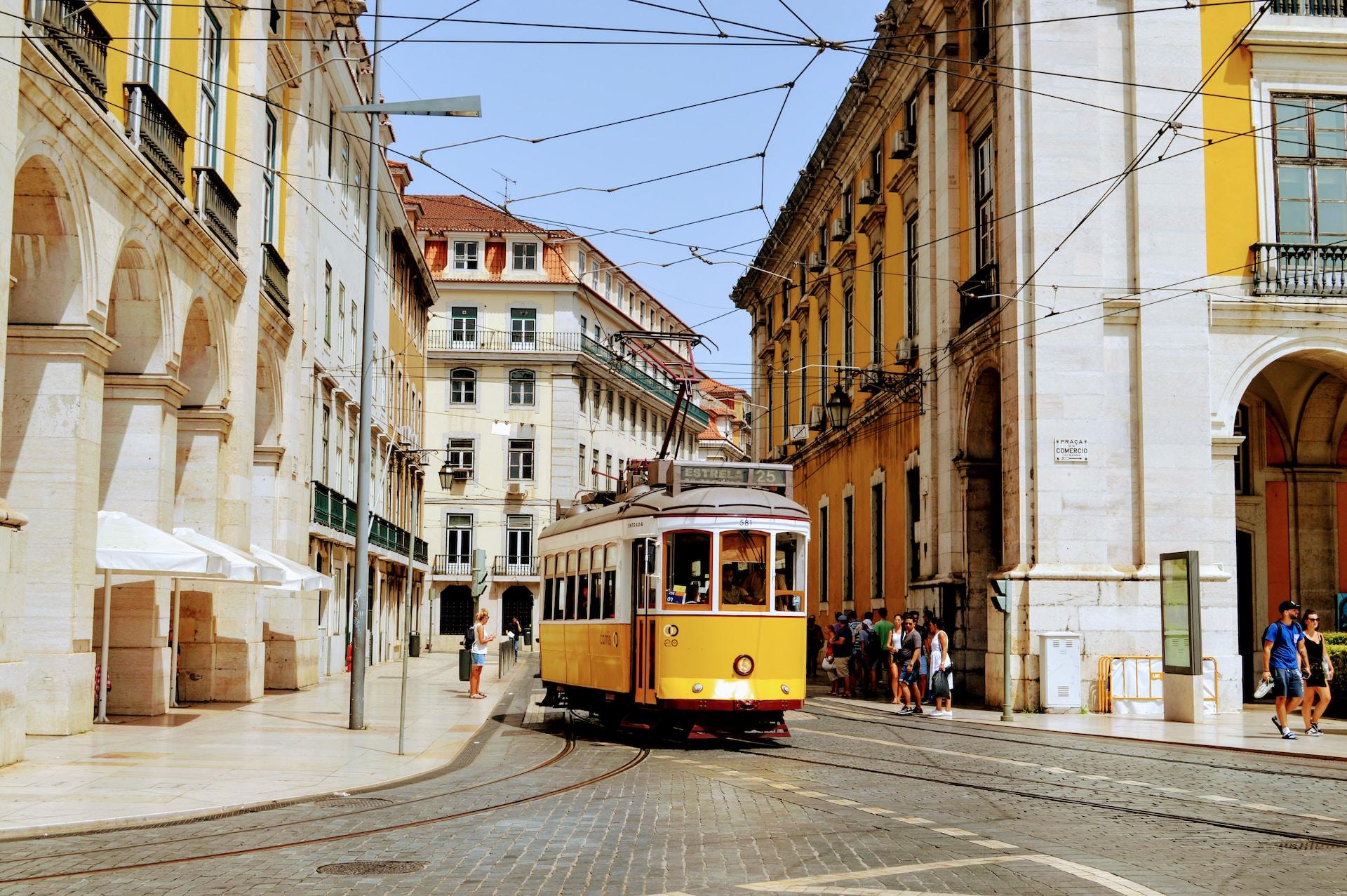 tramway jaune à Lisbonne