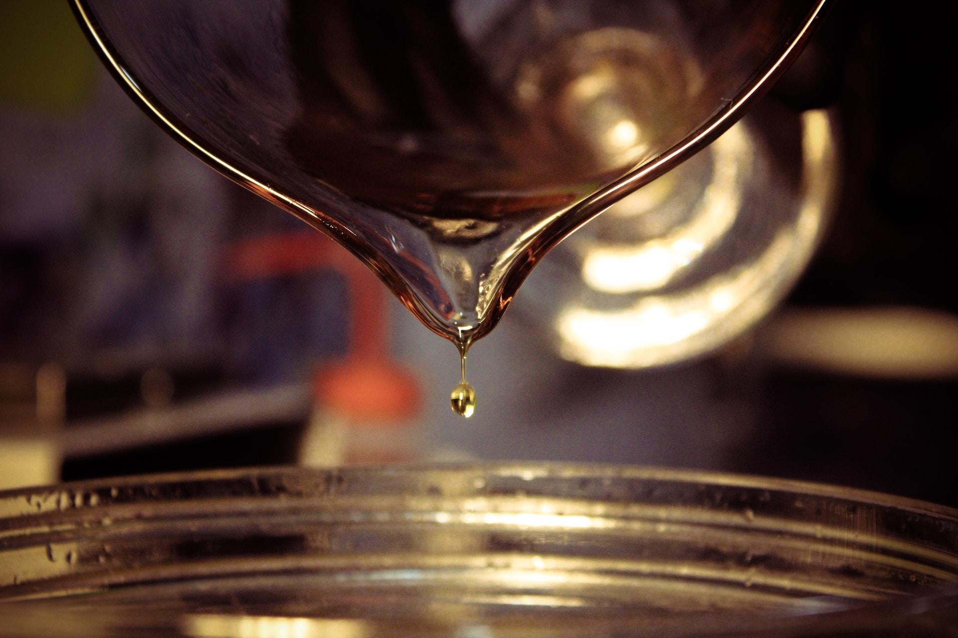 versement d'un liquide dans un récipient