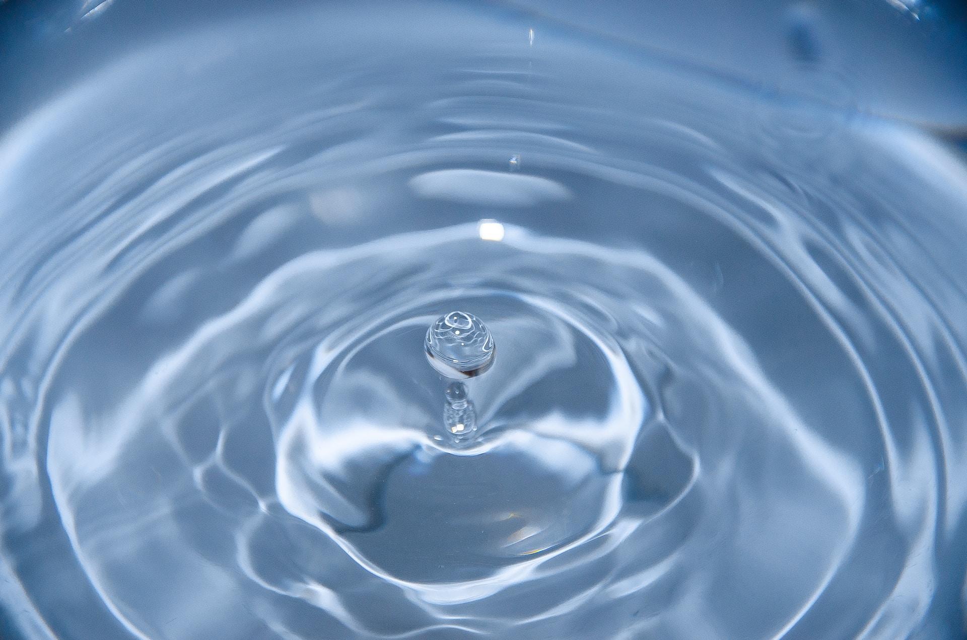 goutte d'eau et effet de vague sur surface