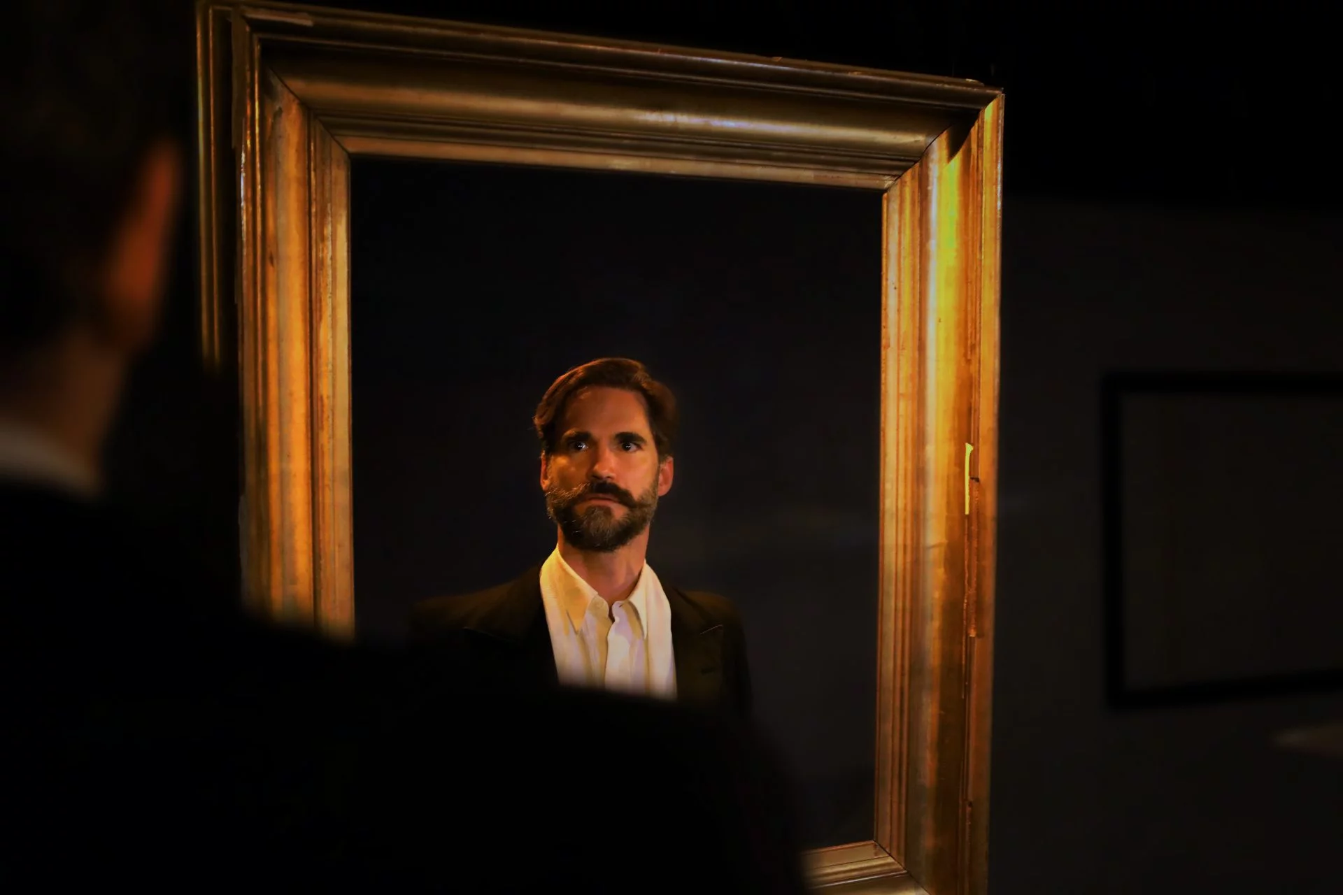 personnage masculin se regardant un miroir