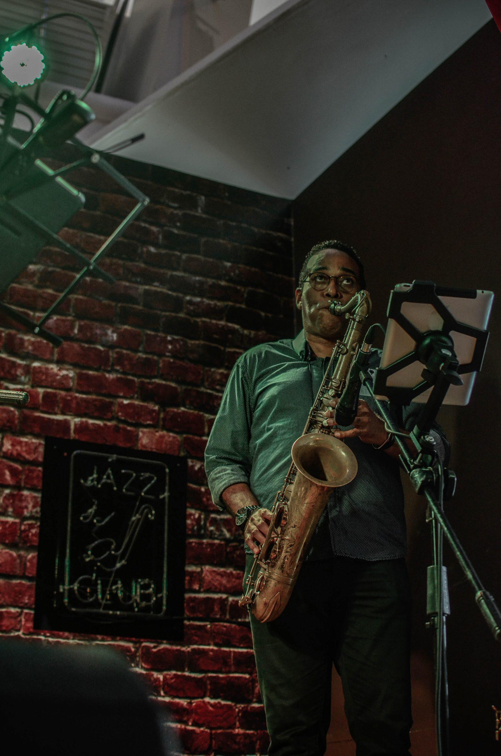 Un homme jouant du jazz