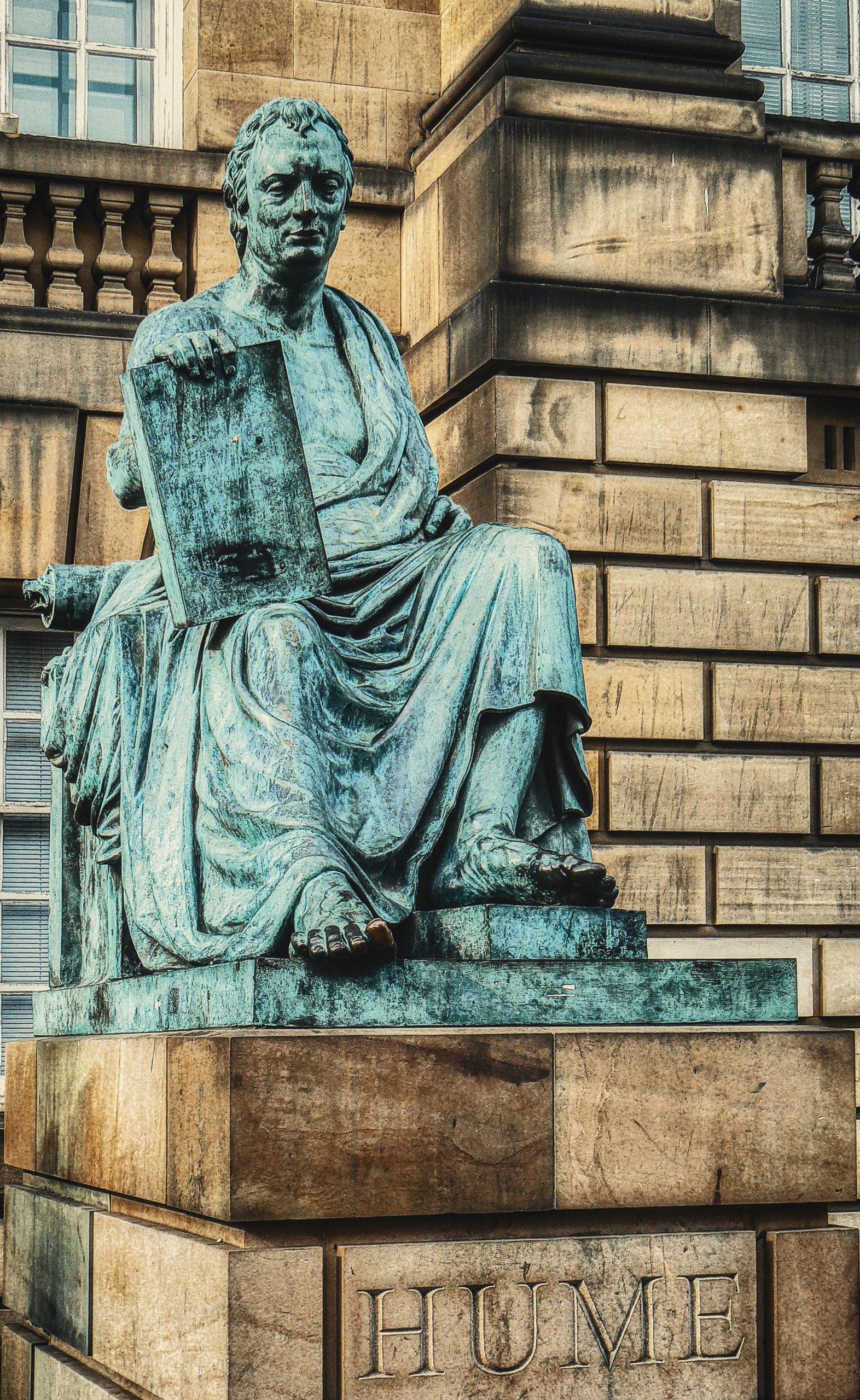 statue en bronze dans une bibliothèque 