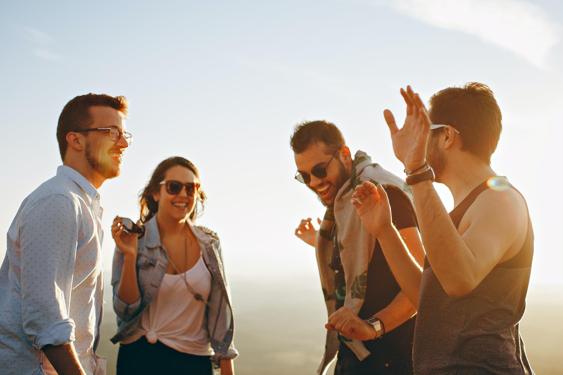 groupe d'amis en train de s'amuser