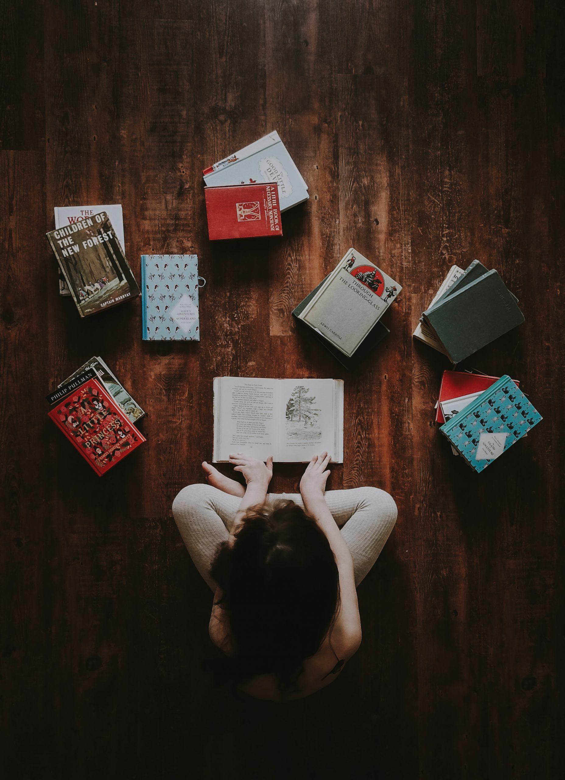 personne entourée de livres 