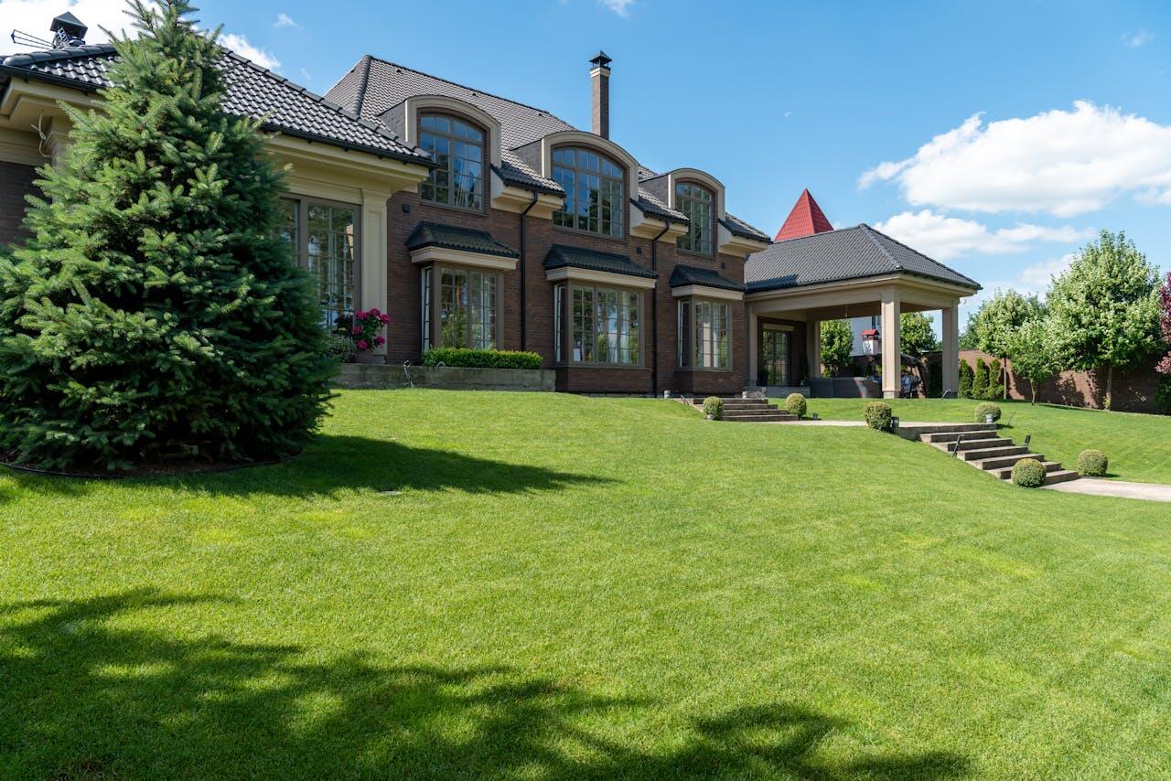 devanture d une immense maison avec jardin tout aussi grand