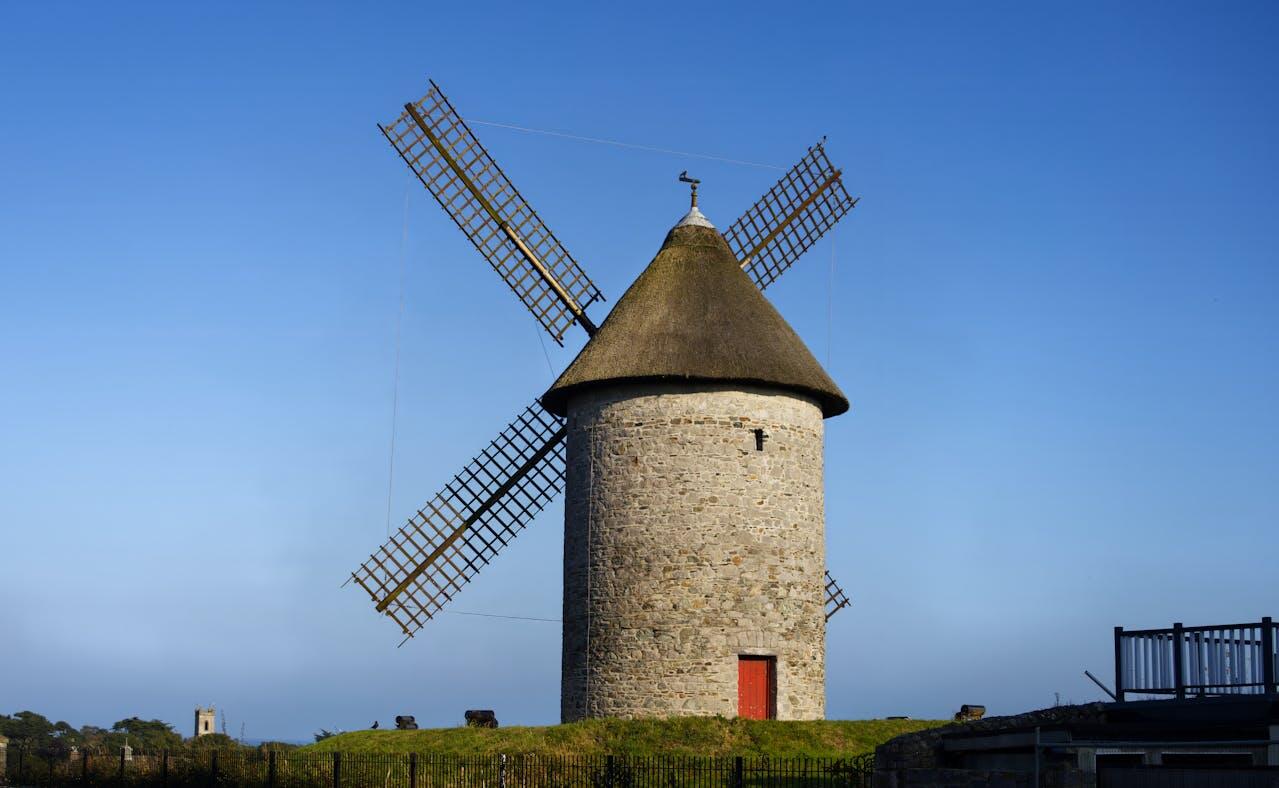moulin a vent sous un beau ciel bleu