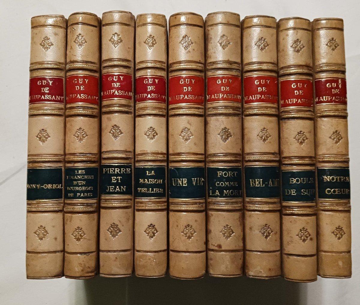 livres représentant la collection des oeuvres de Maupassant