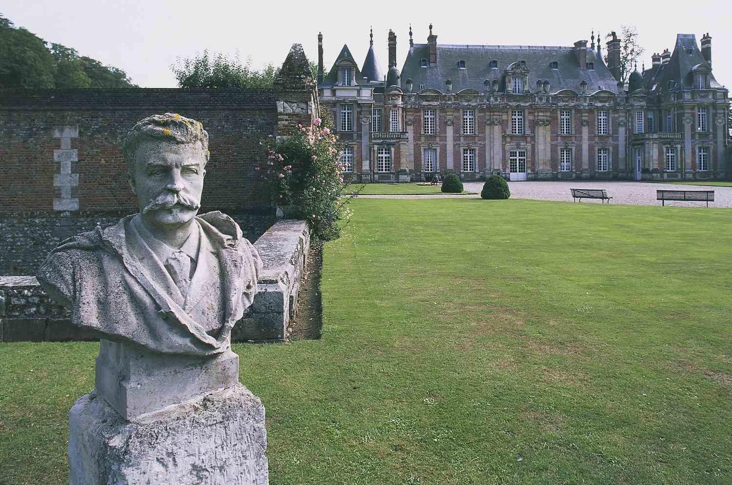 statue de Maupassant dans un espace extérieur