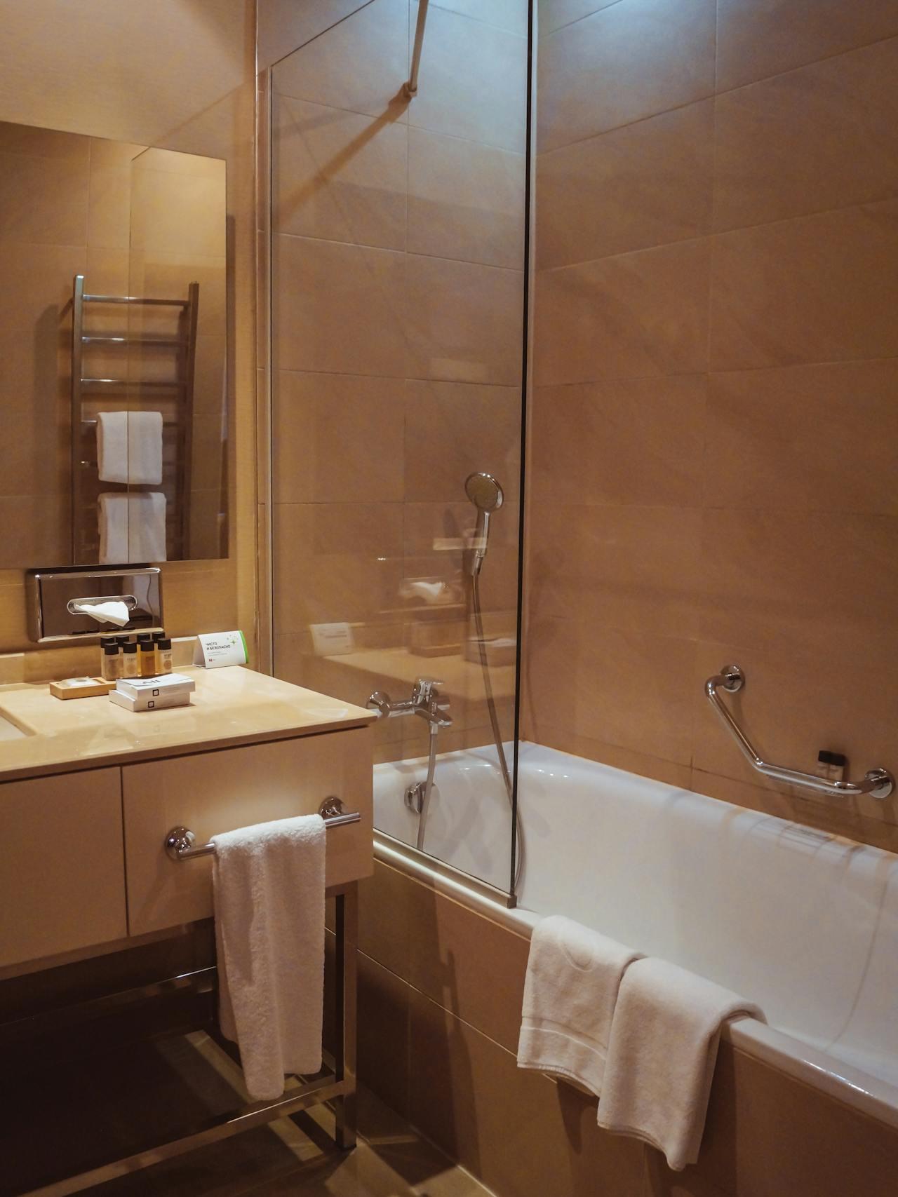 salle de bain aux tons chauds et boises