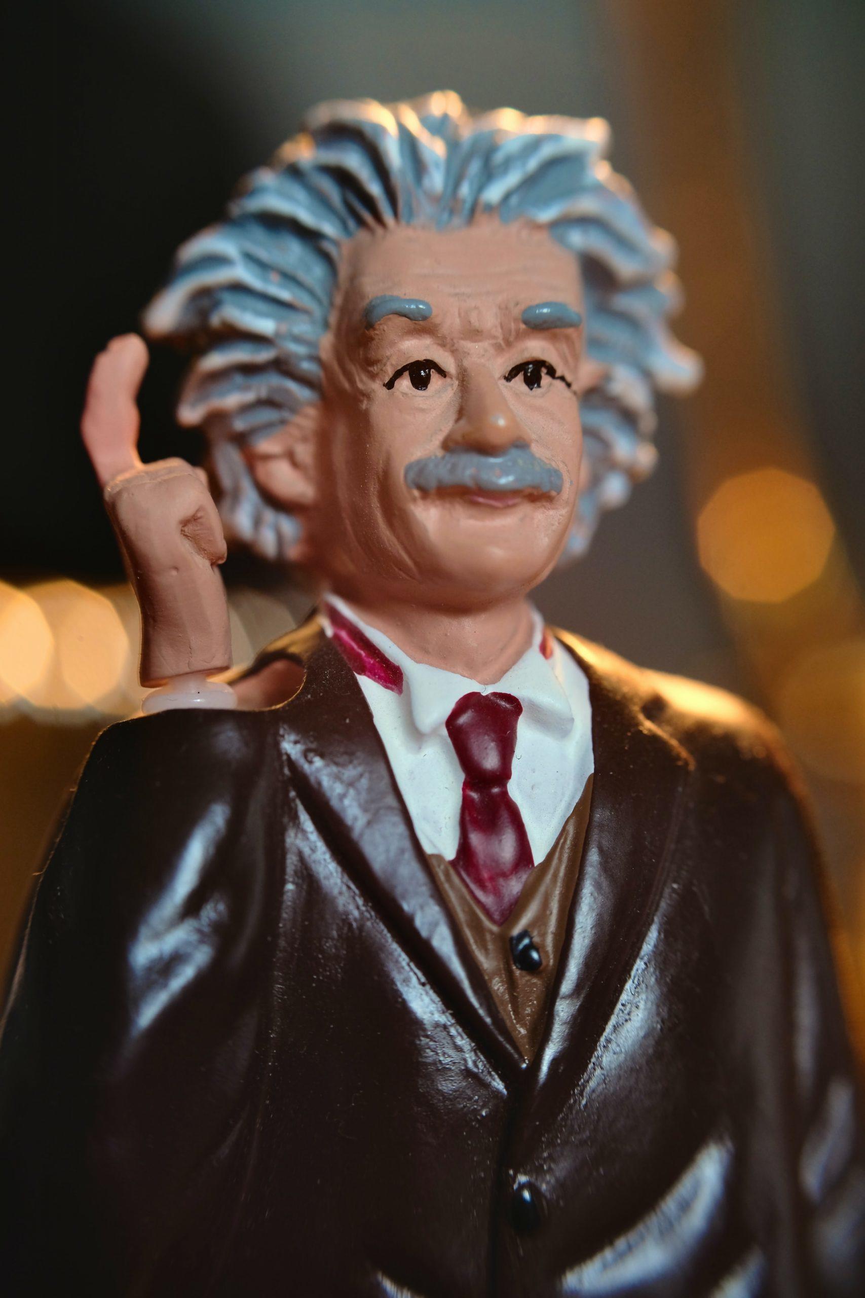 statue moderne d'Albert Einstein 