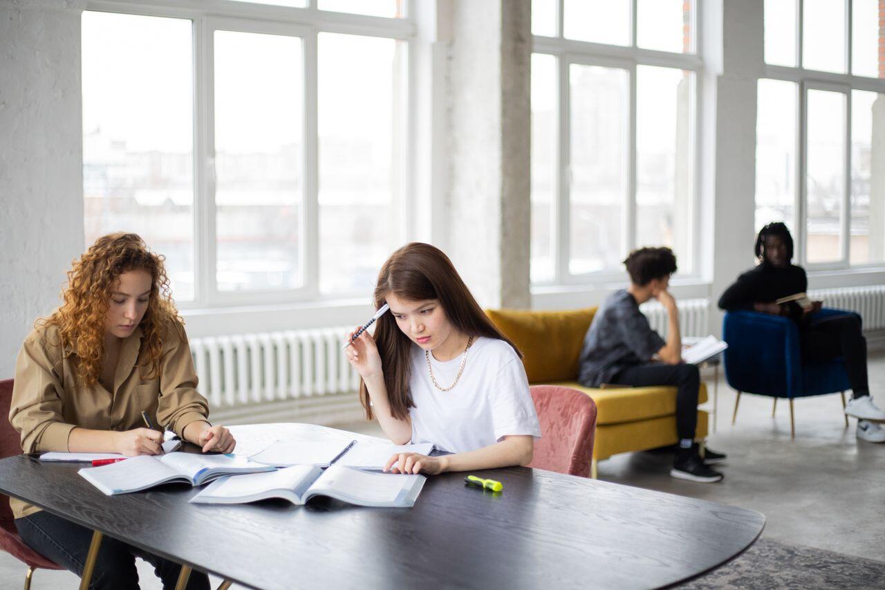 deux jeunes femmes etudiant a un bureau