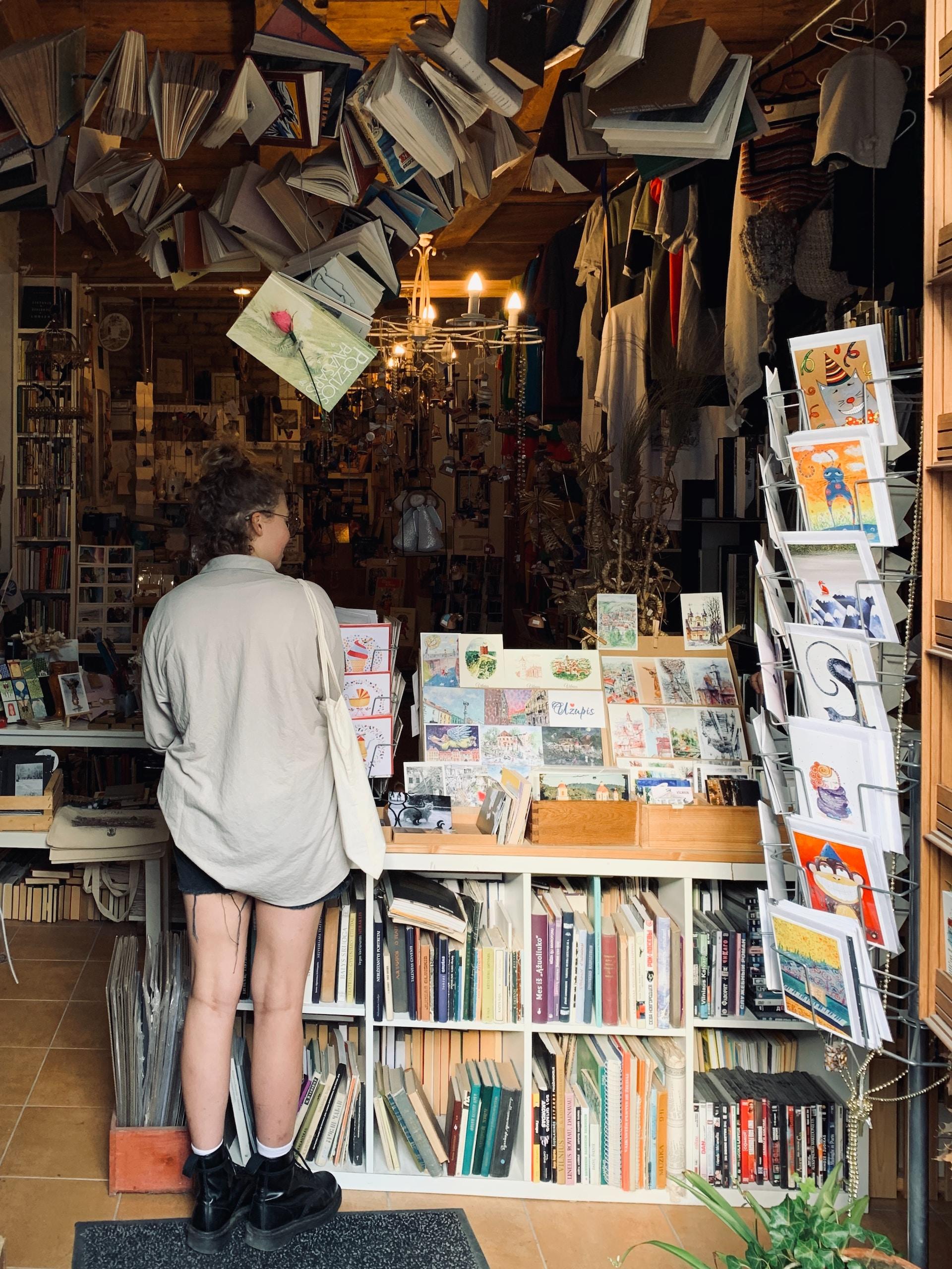 personne dans une boutique de disques 