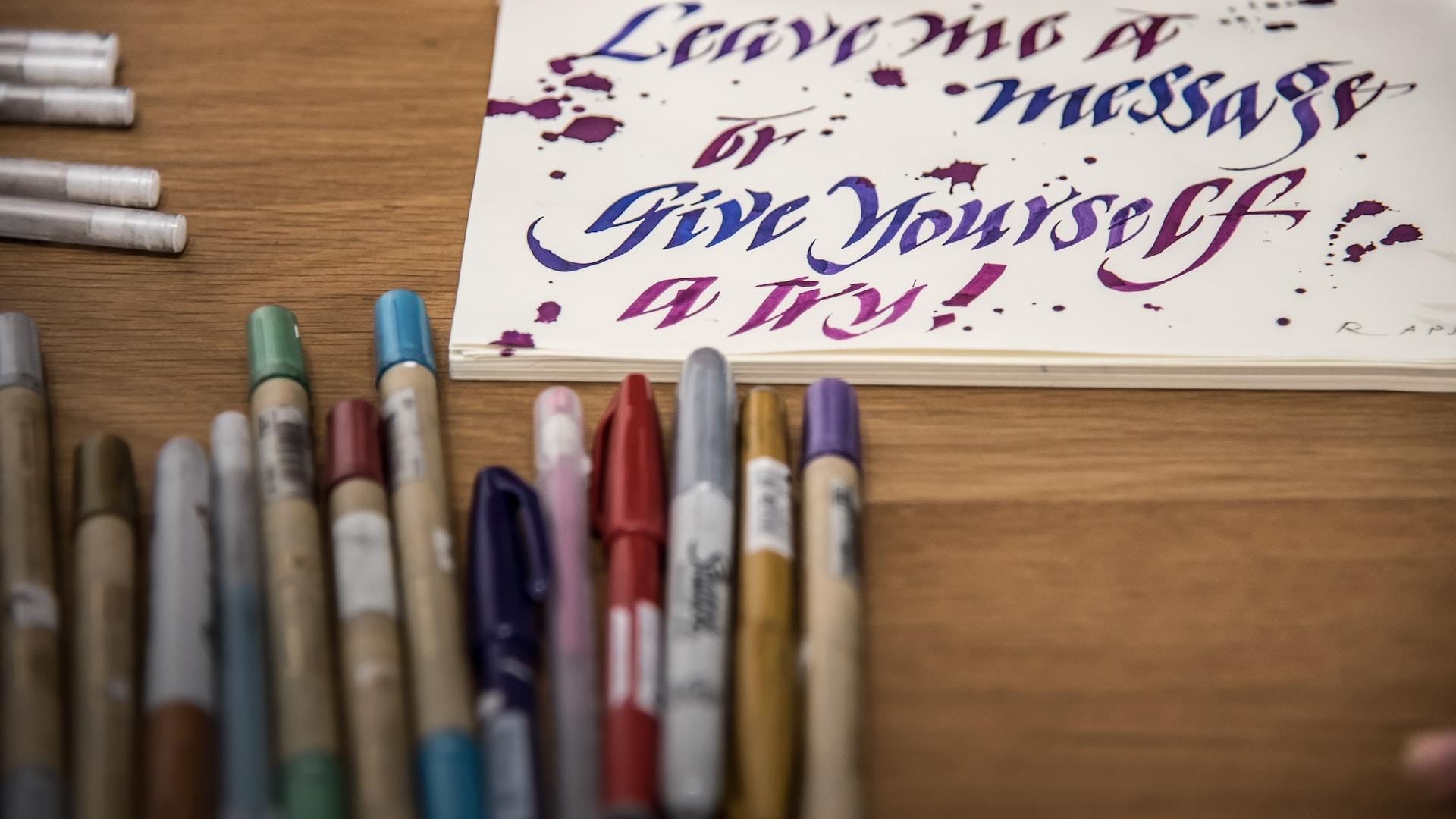 Un bureau avec une feuille comportant une inscription anglaise