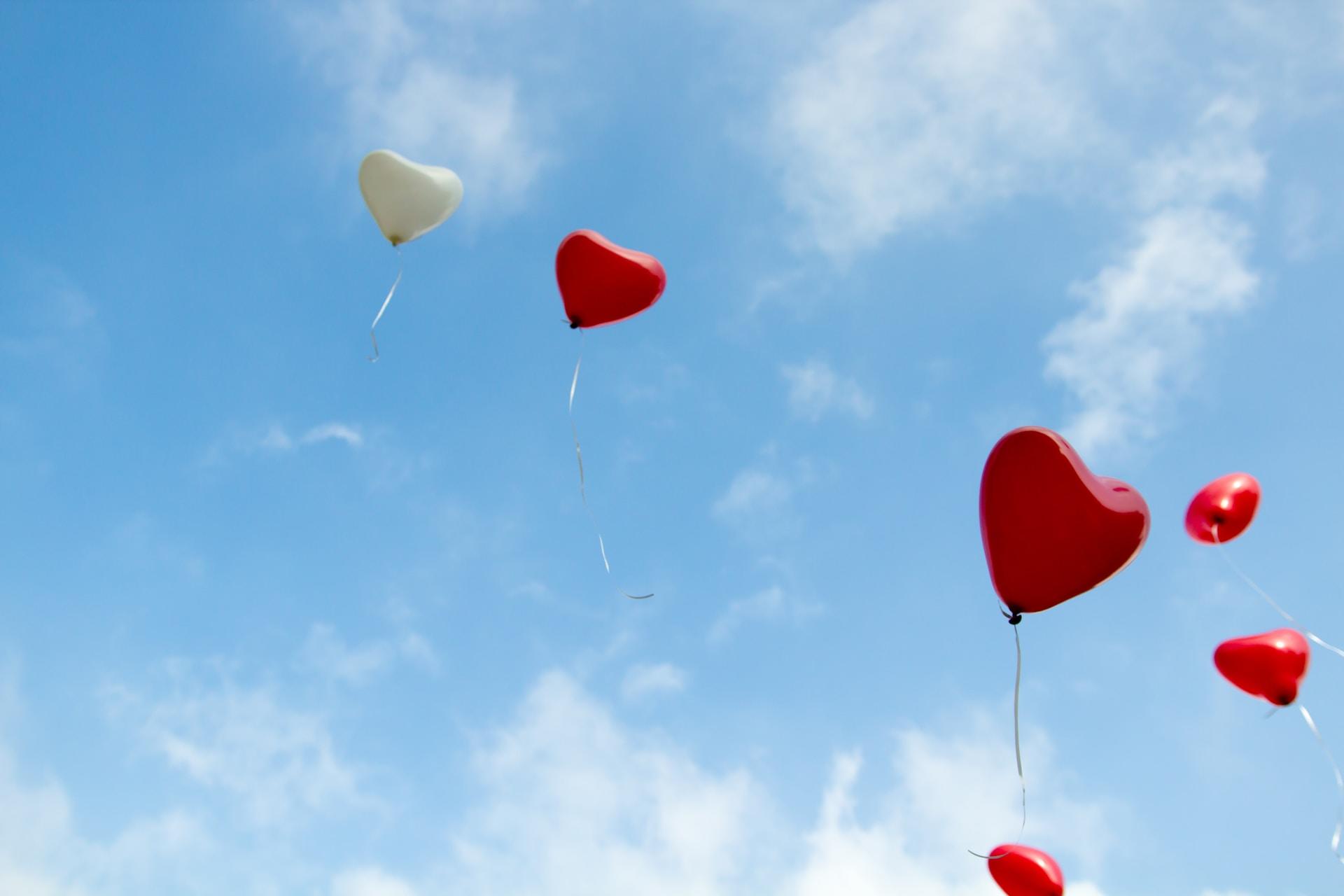 ballons qui s'envolent dans les airs 