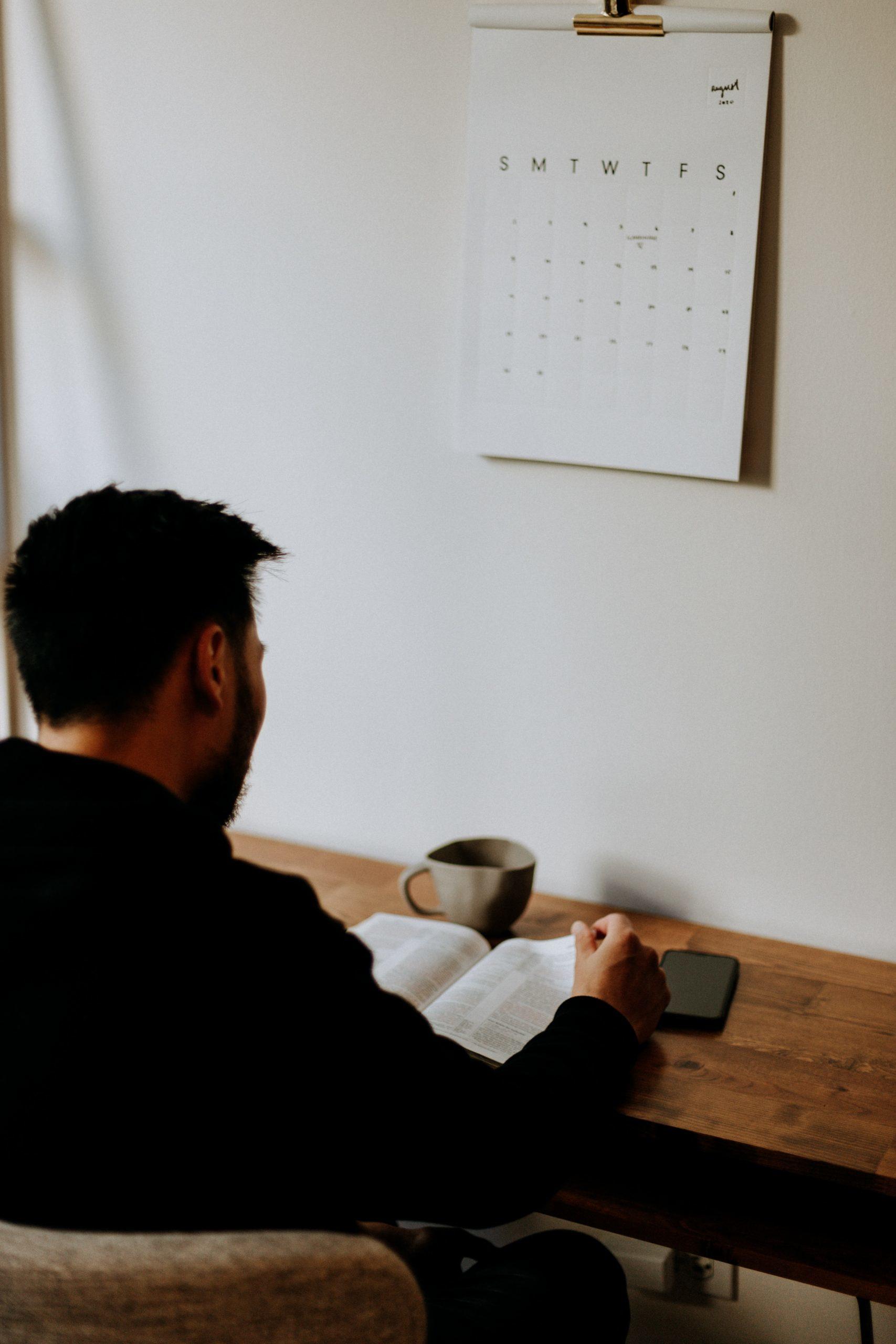 personne en train de lire à son bureau