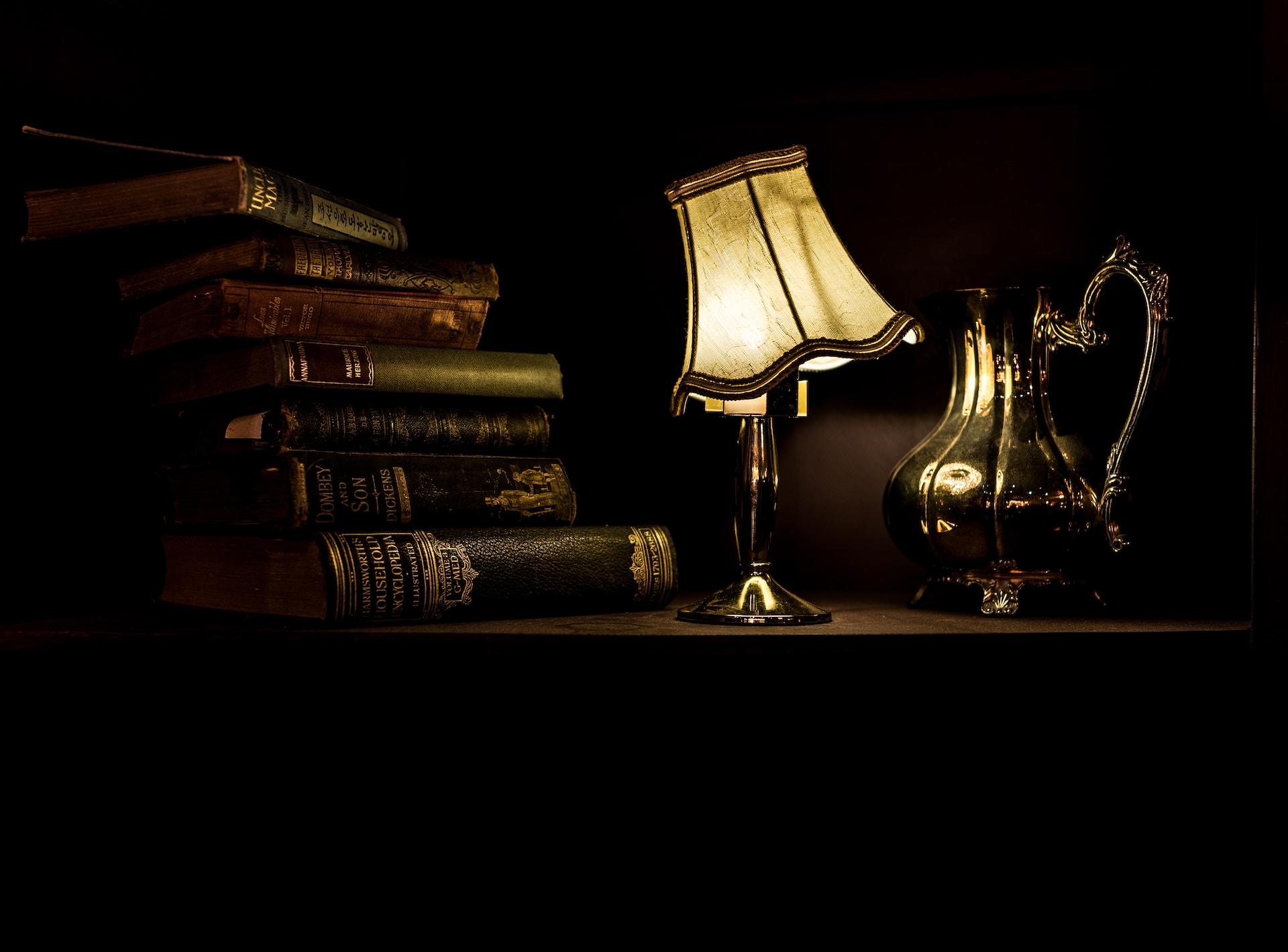 bureau avec livres et lampe