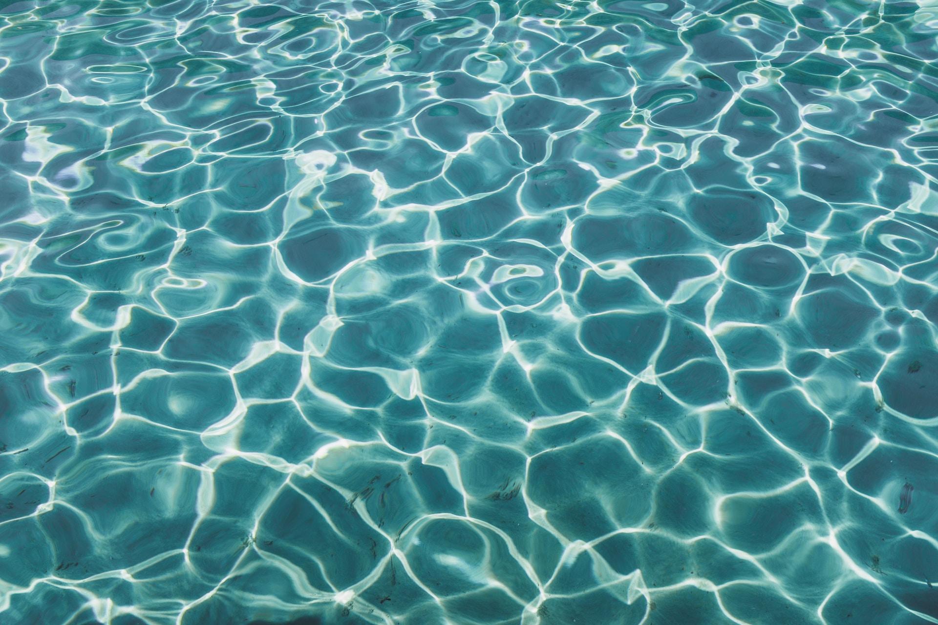 reflets lumineux dans une piscine