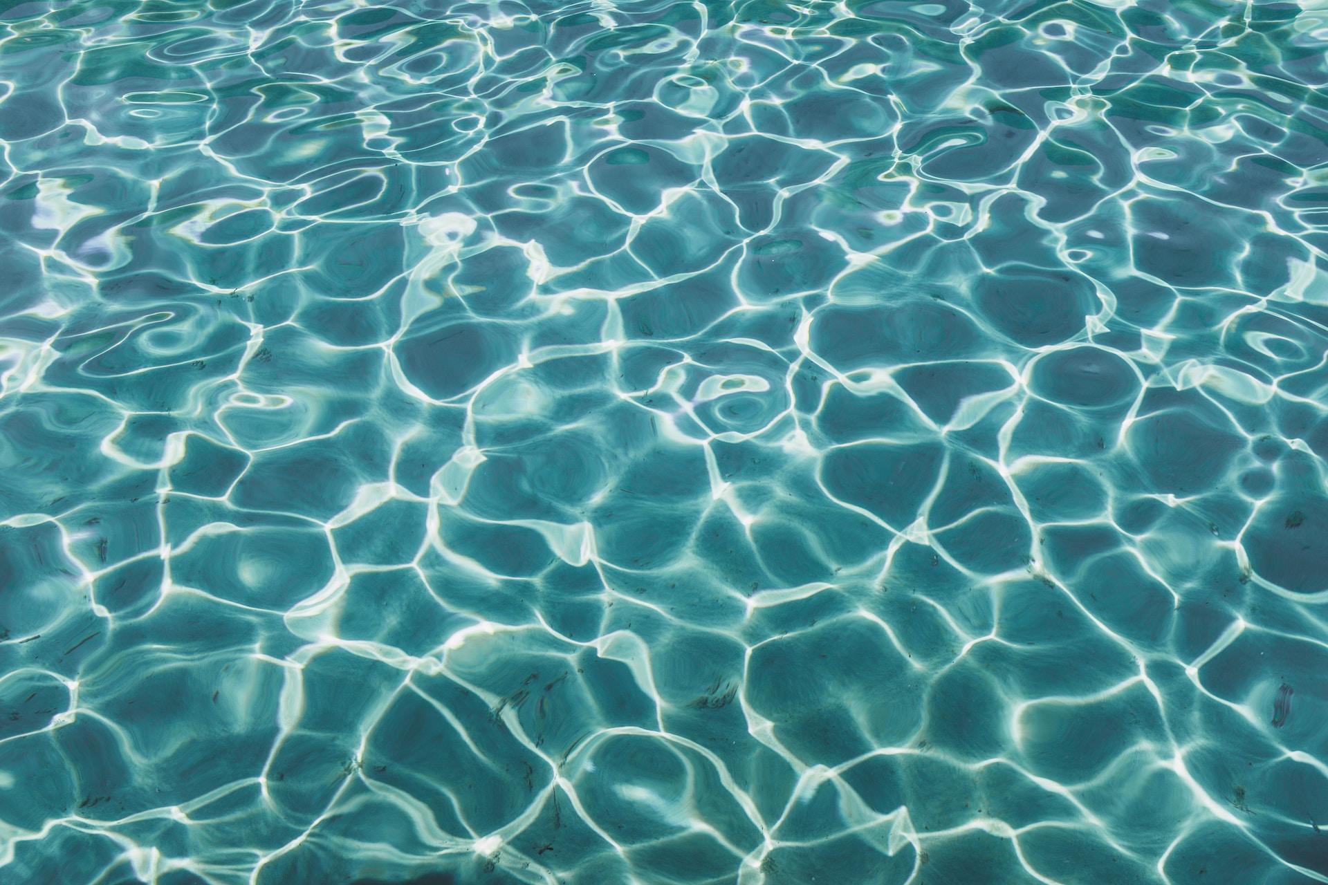 reflets lumineux dans une piscine 