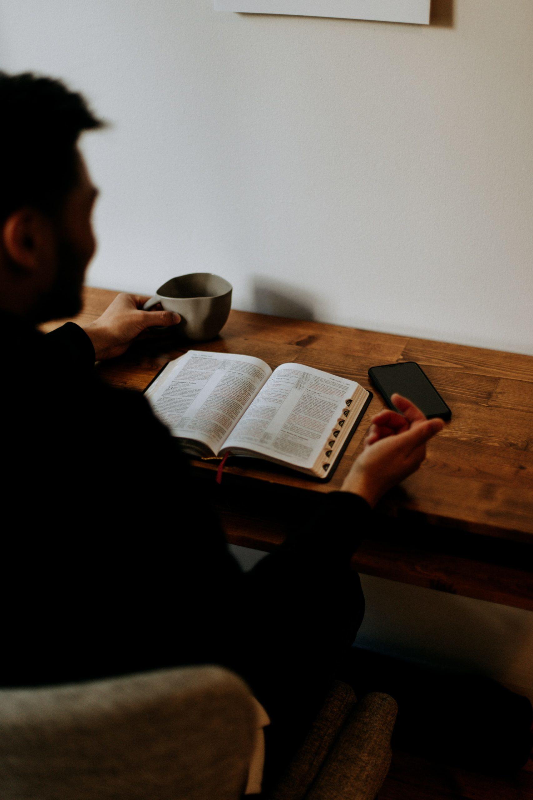 personne en train de lire un livre annoté