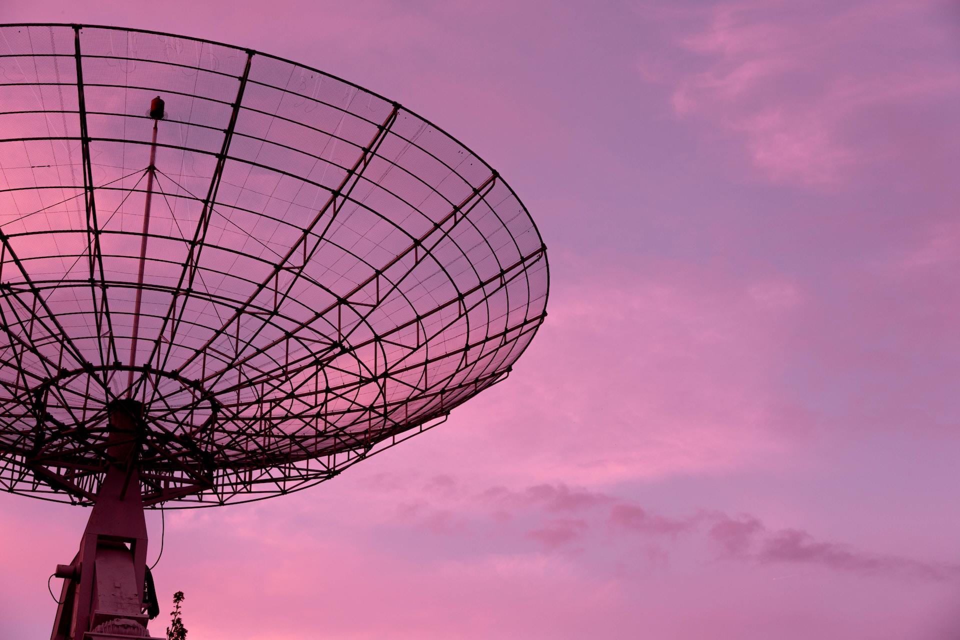 satellite terrestre dans la nuit tombante 