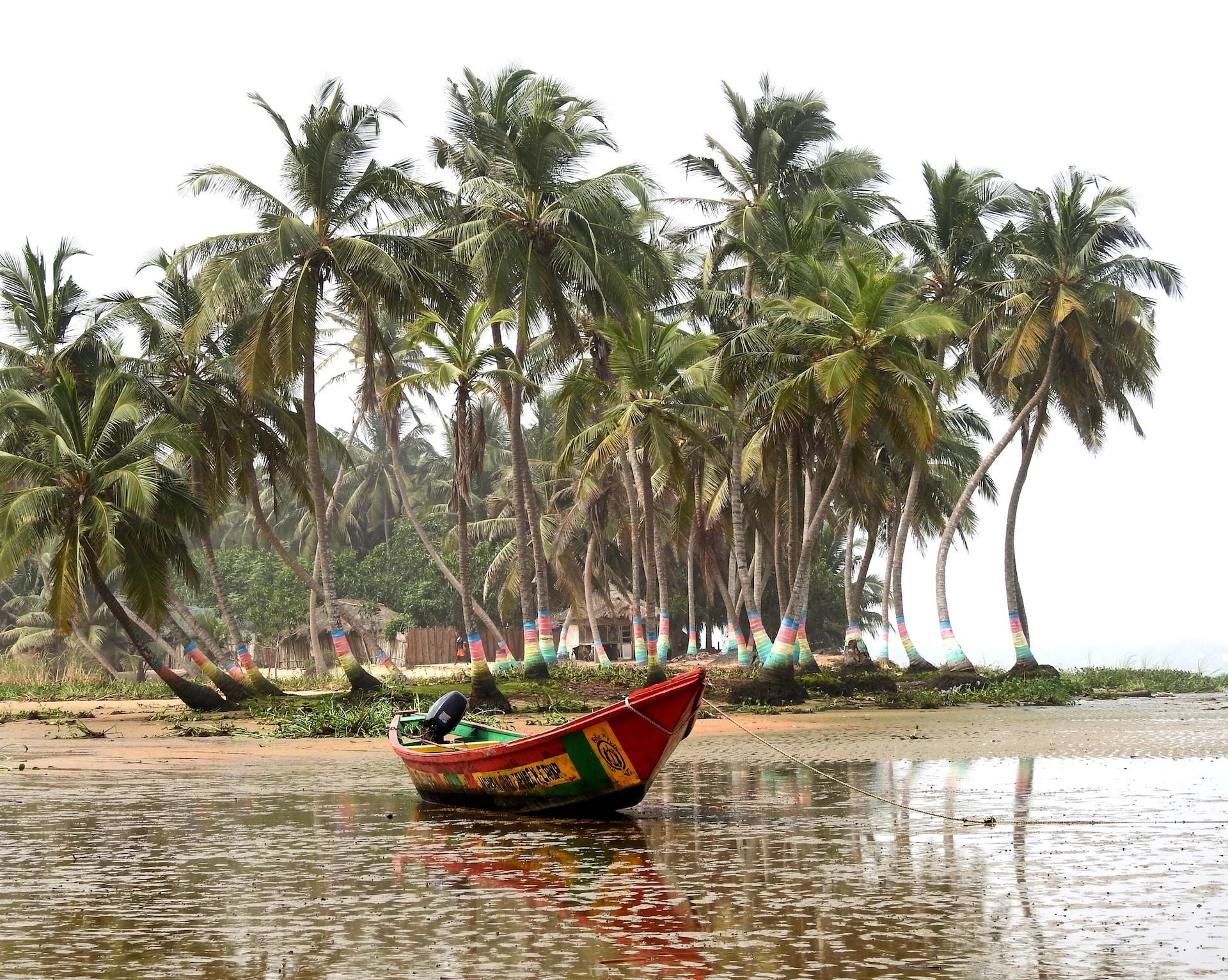 bateau du Ghana sur une plage 