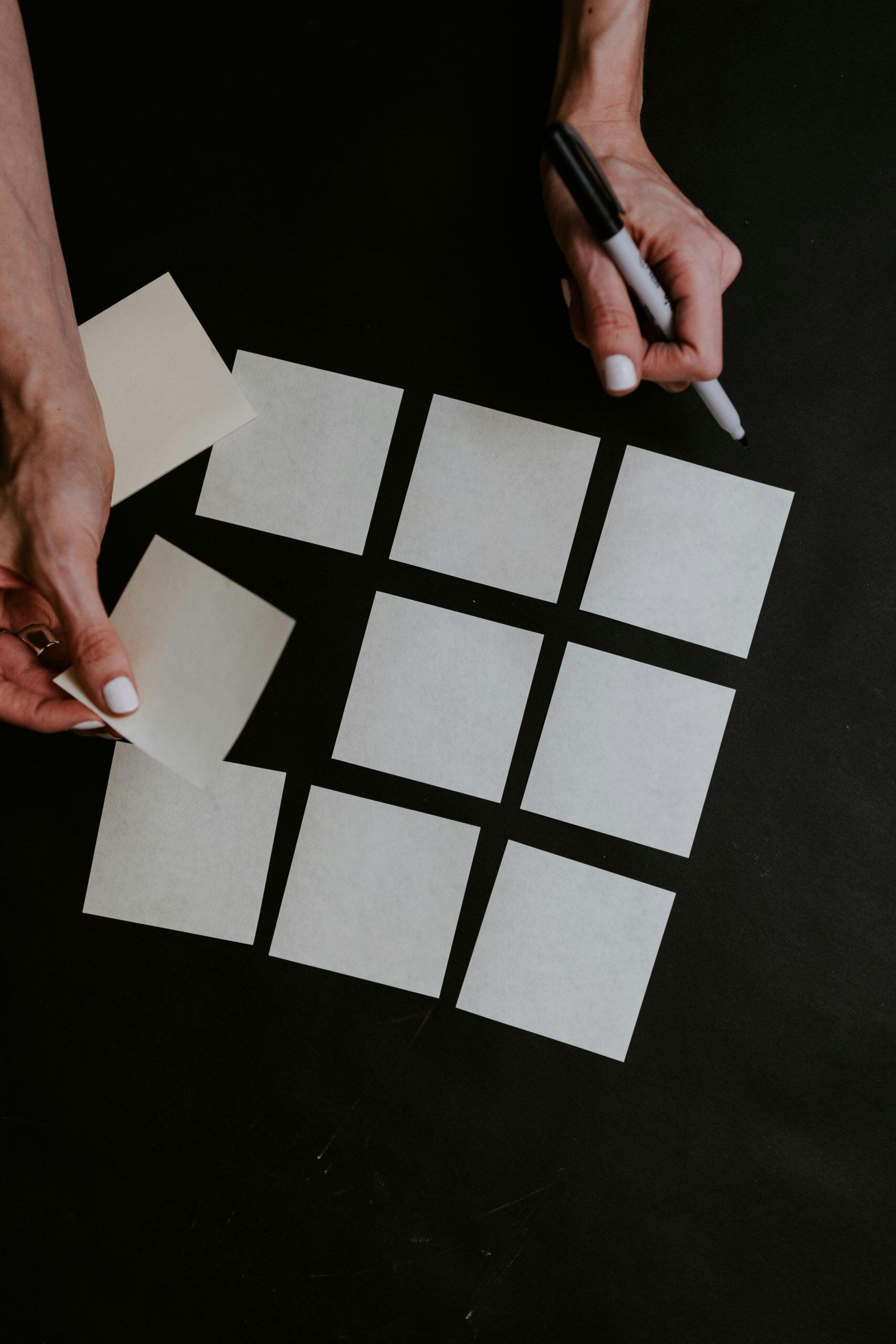 Des post-it et un crayon.