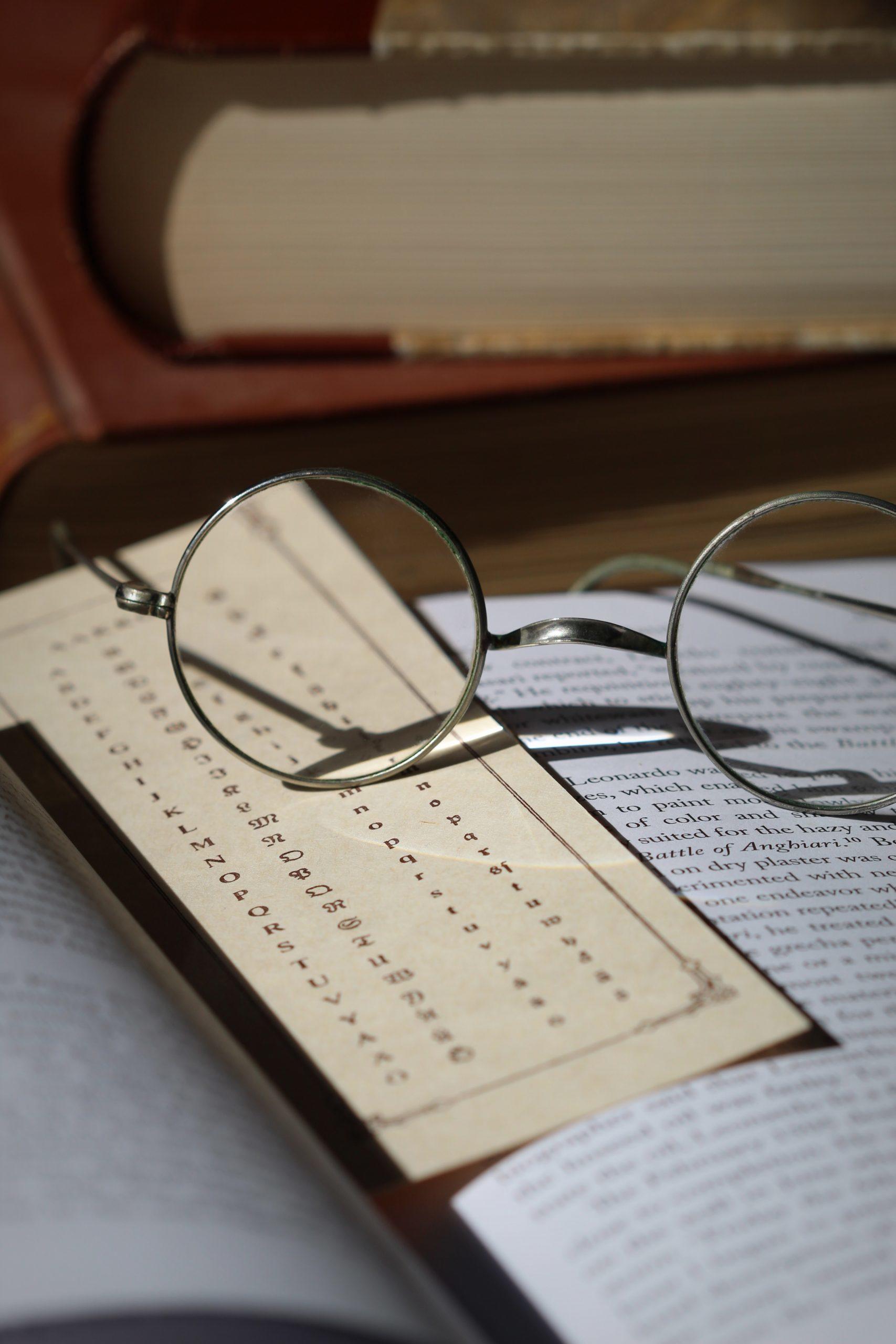 lunettes posées sur un cahier ouvert