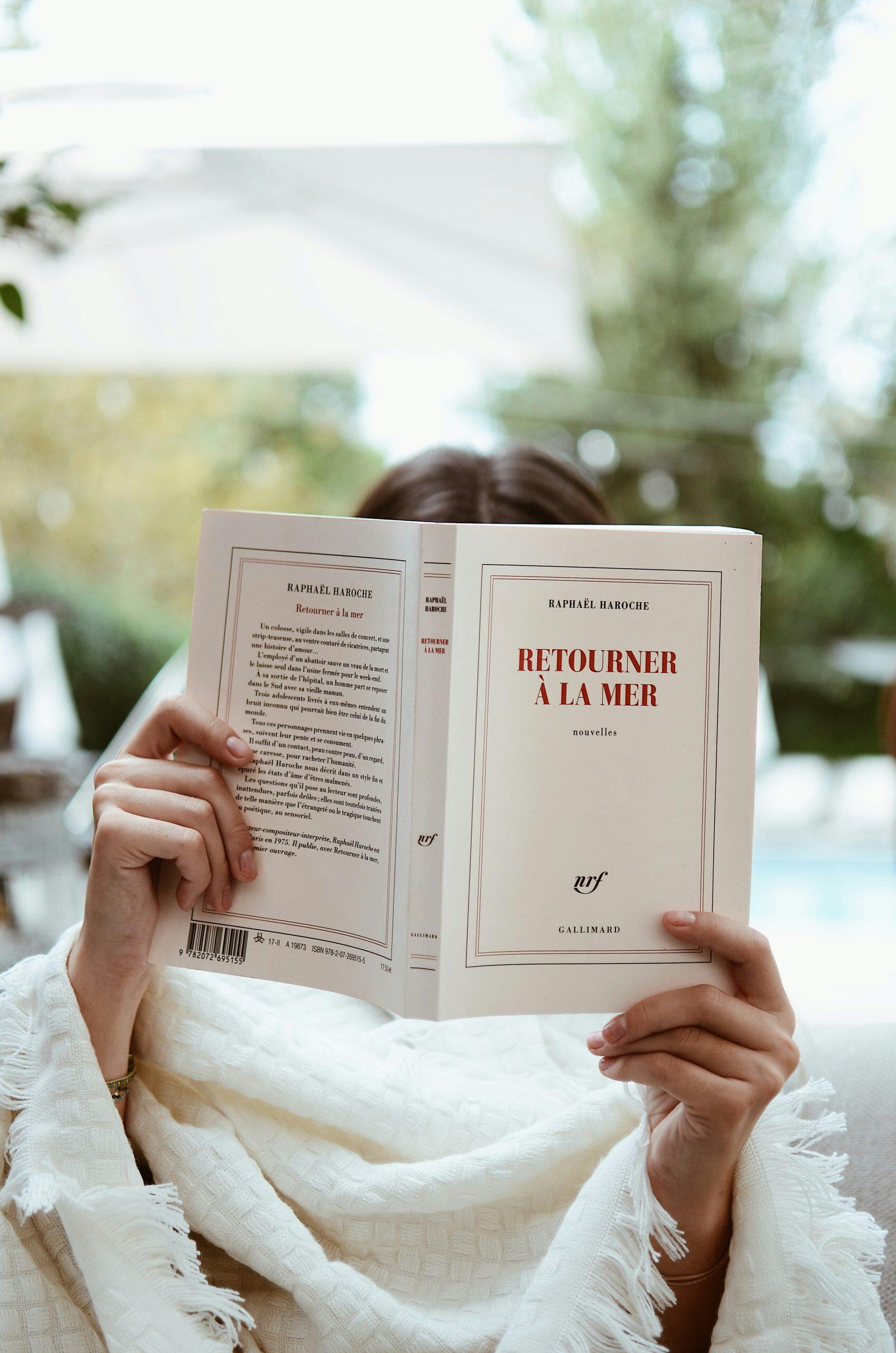 Une femme lit un livre.