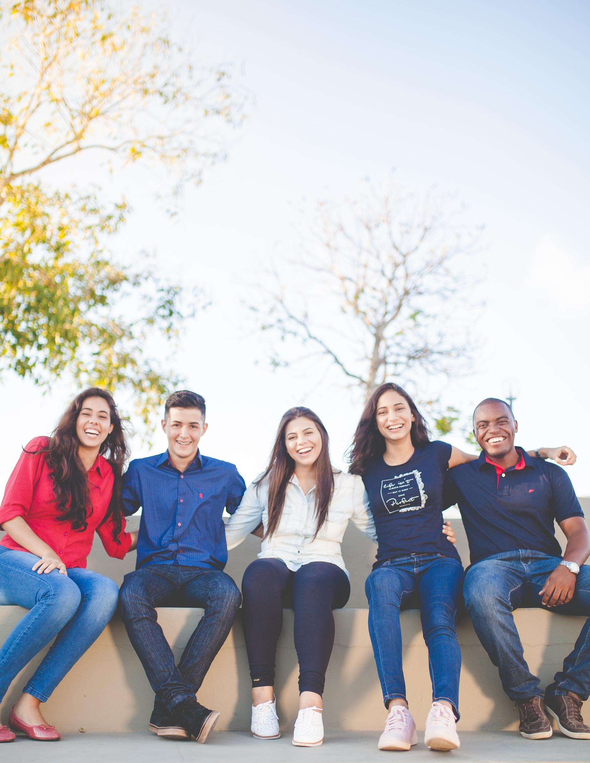 groupe d'amis souriants