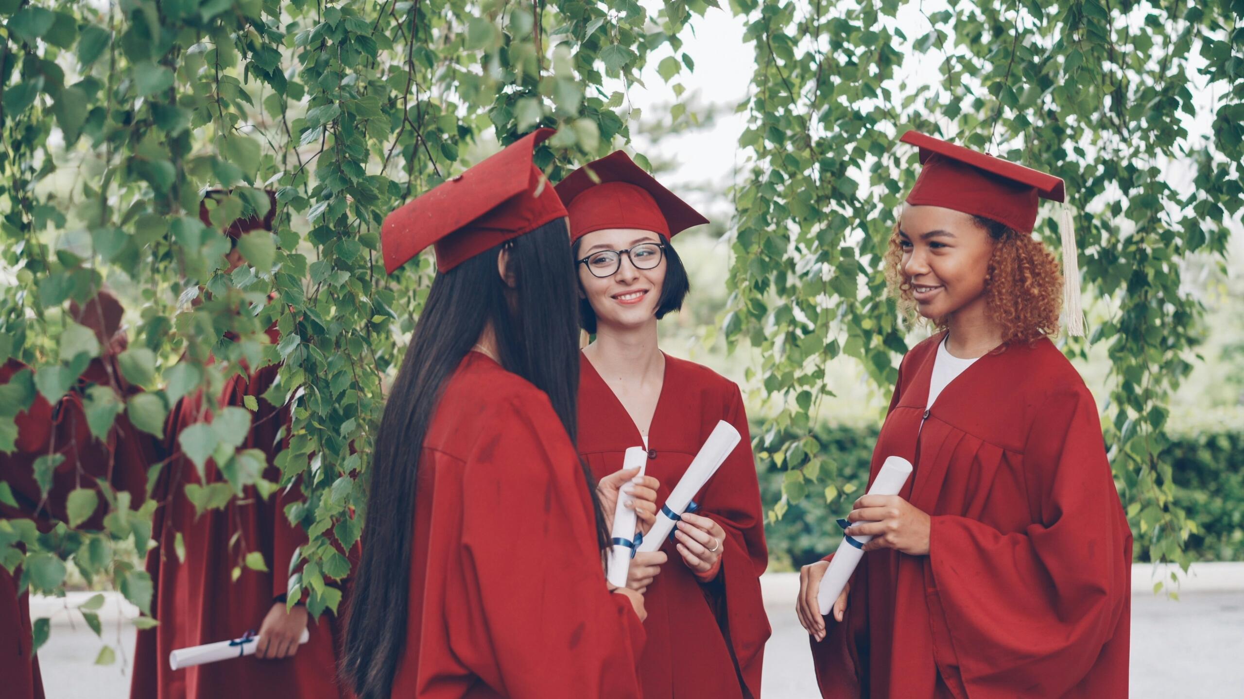 Groupe de jeunes femmes récemment diplômées