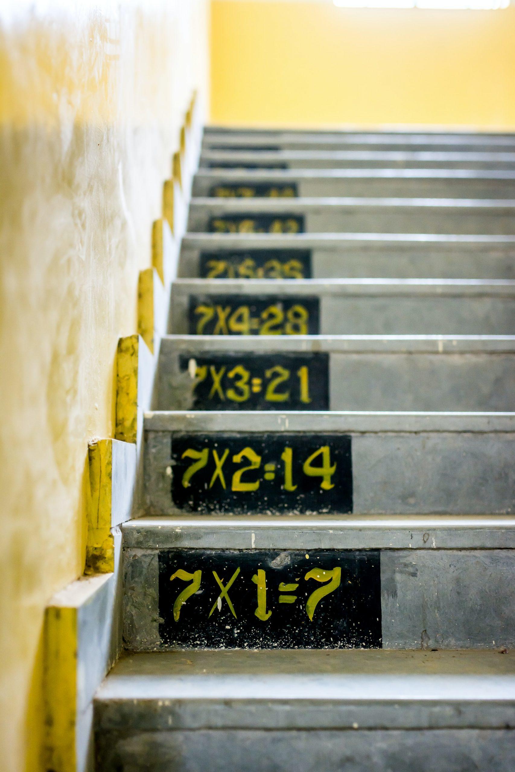 escalier comprenant des marches avec des tables de multiplication