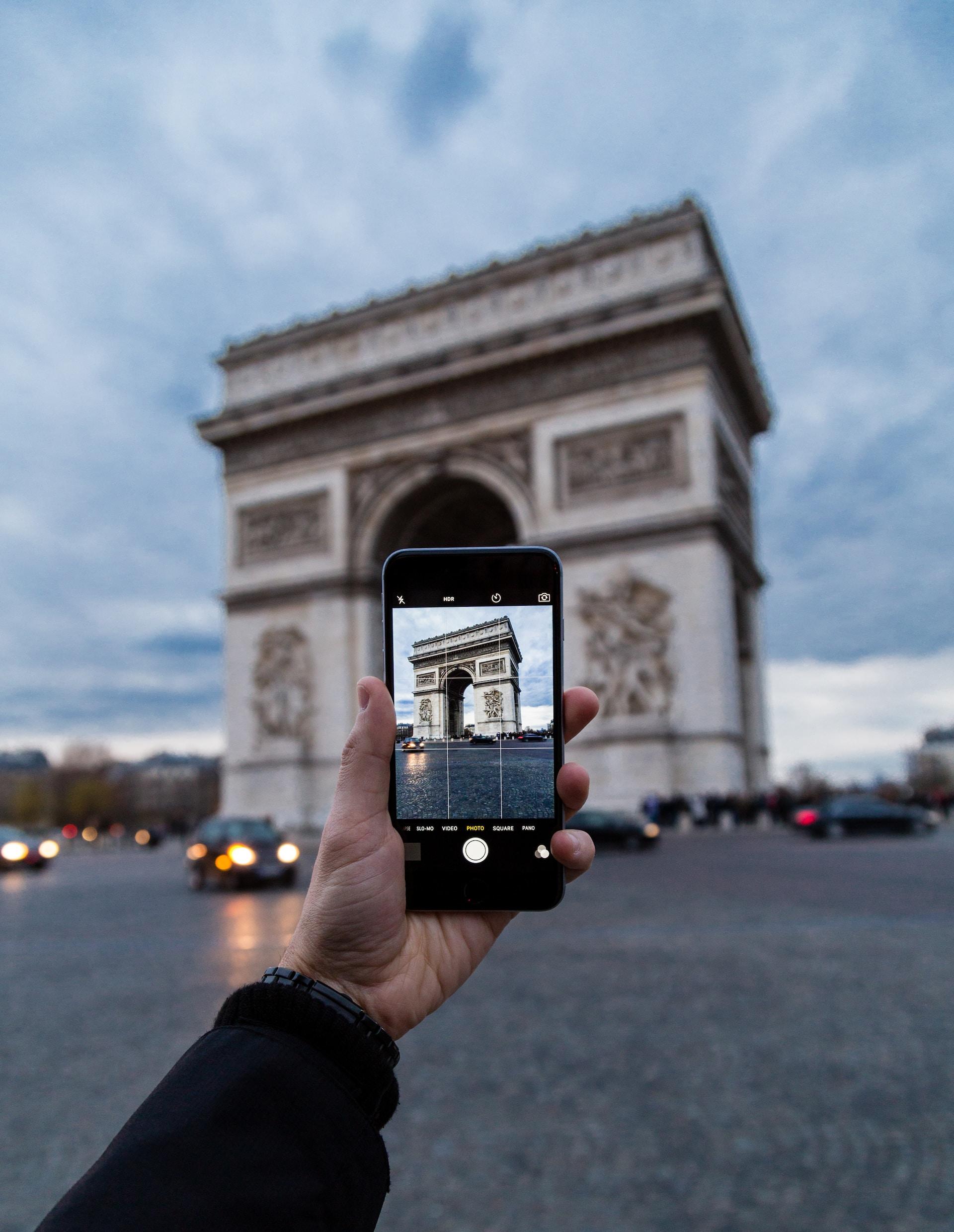 prise de photo devant l'Arc de Triomphe 