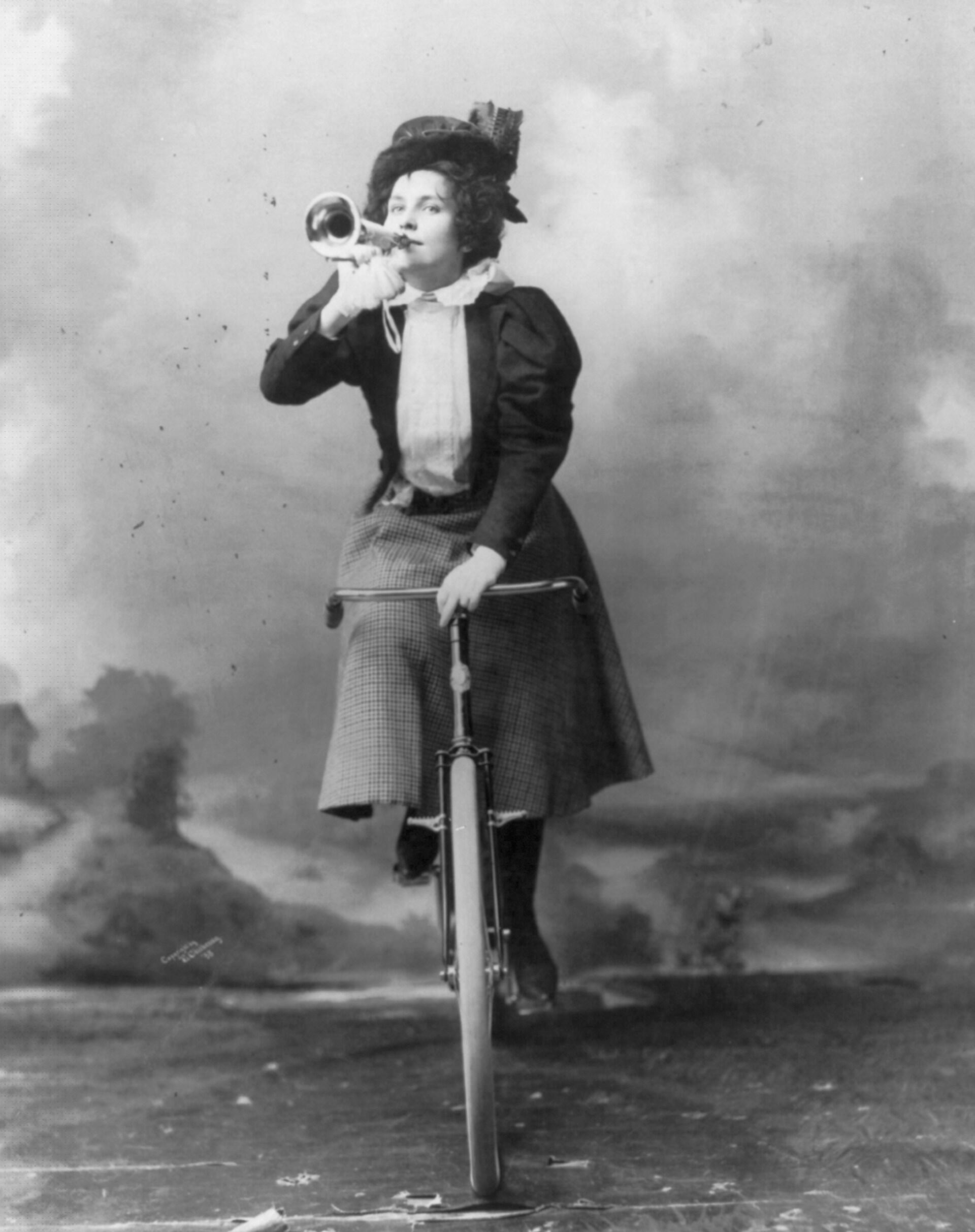 femme sur un vélo