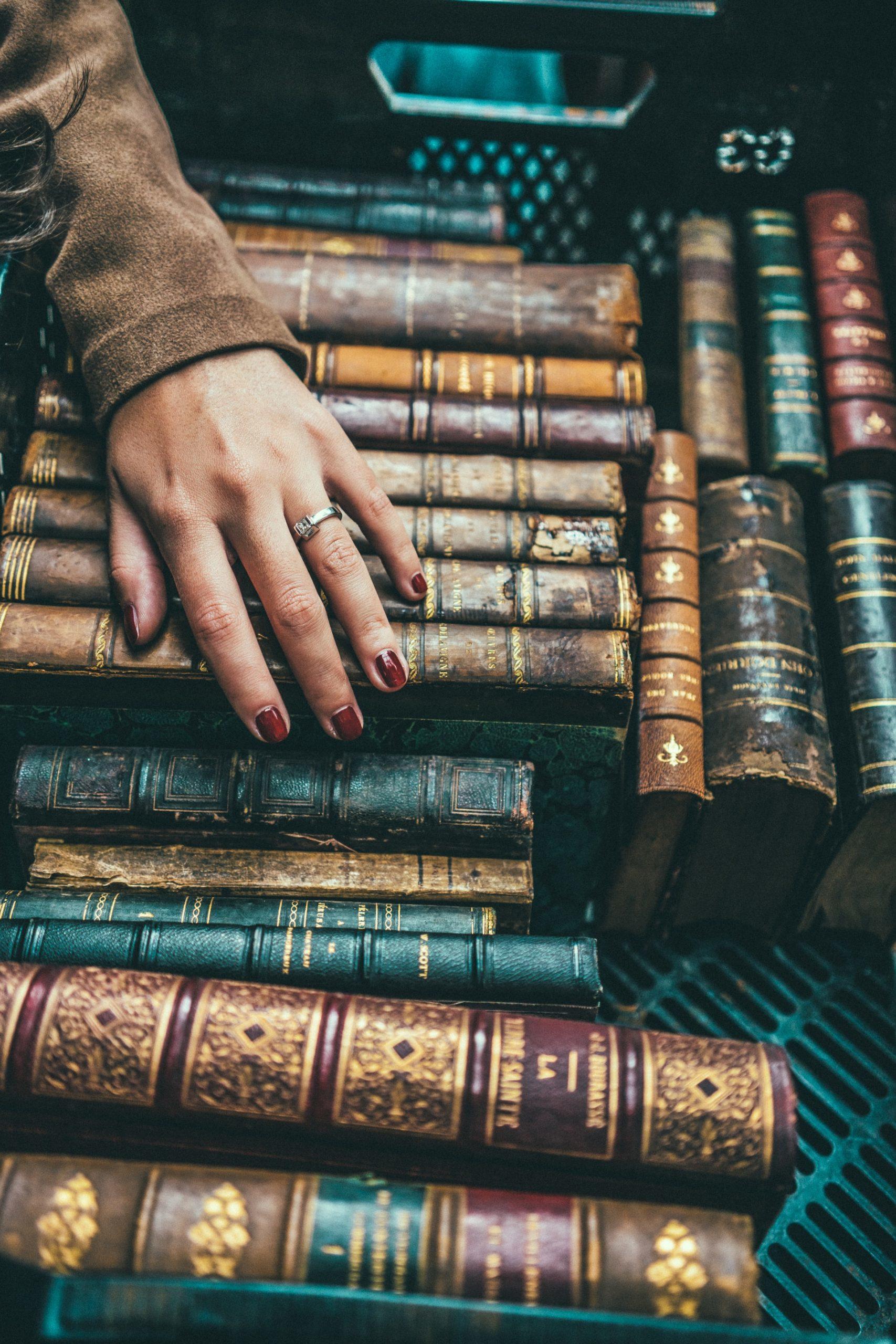 livres anciens dans une boîte