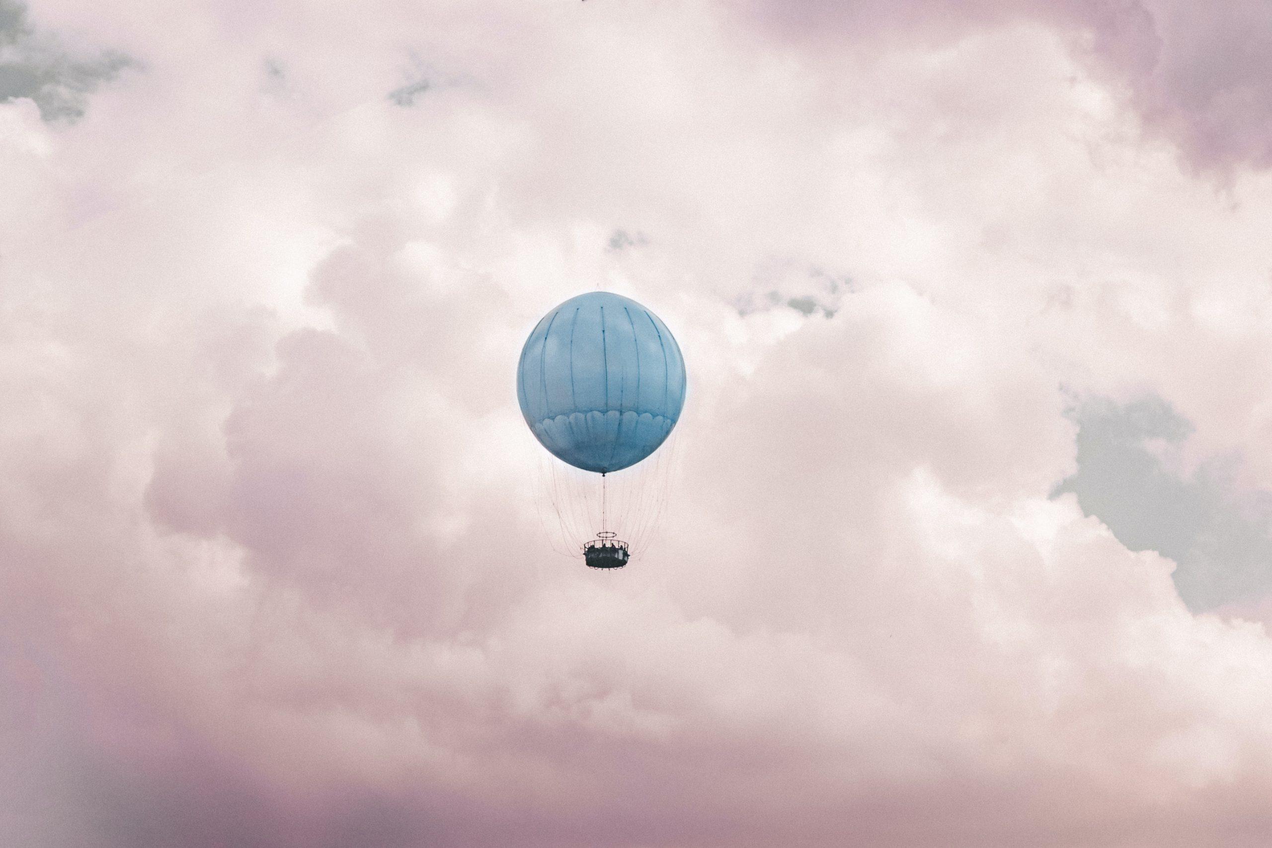 Une montgolfière dans un ciel rose.