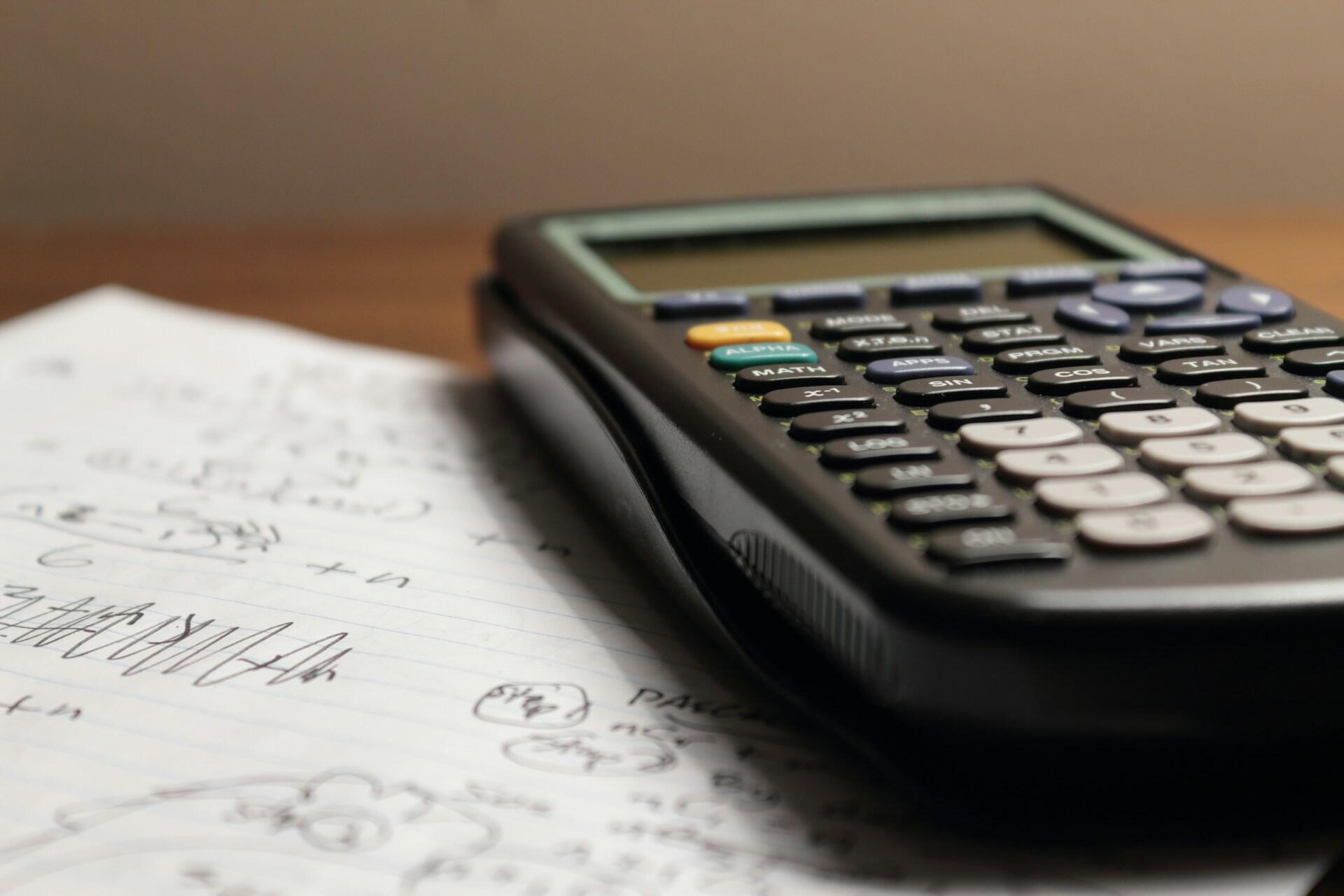Cahier de mathématiques avec un chronomètre