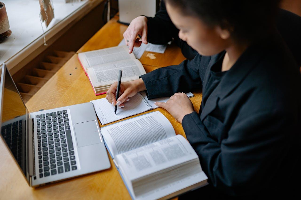 fille etudiant avec dico et laptop