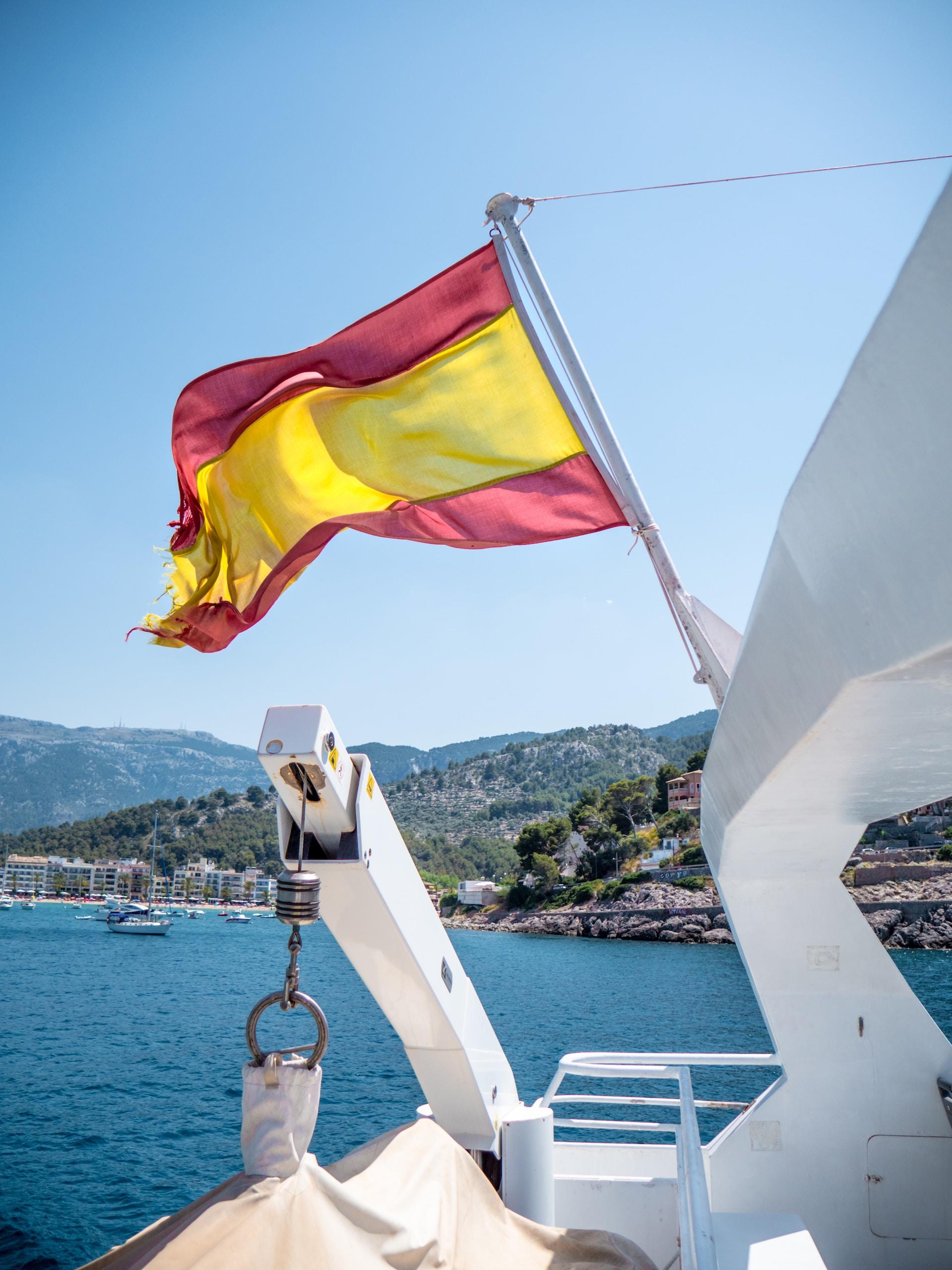 drapeau espagnol sur un bateau 