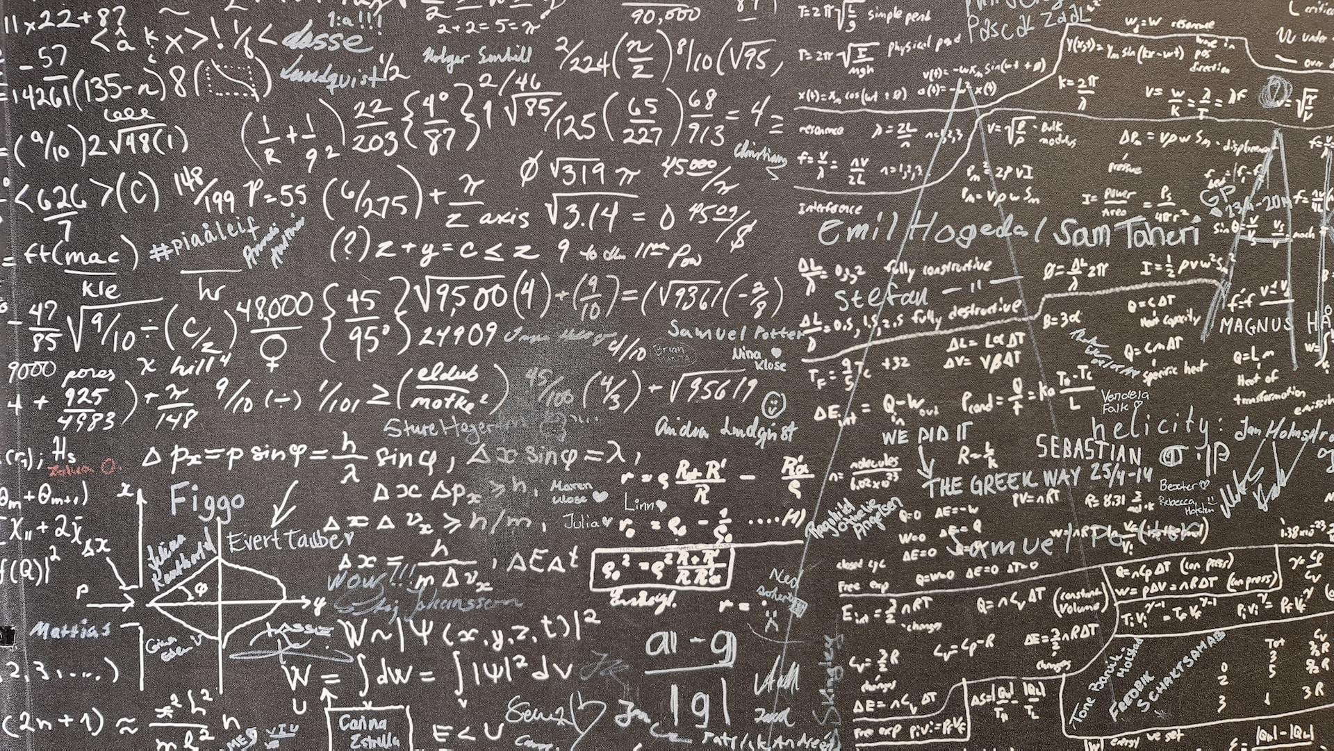 chiffres et équations sur un tableau noir