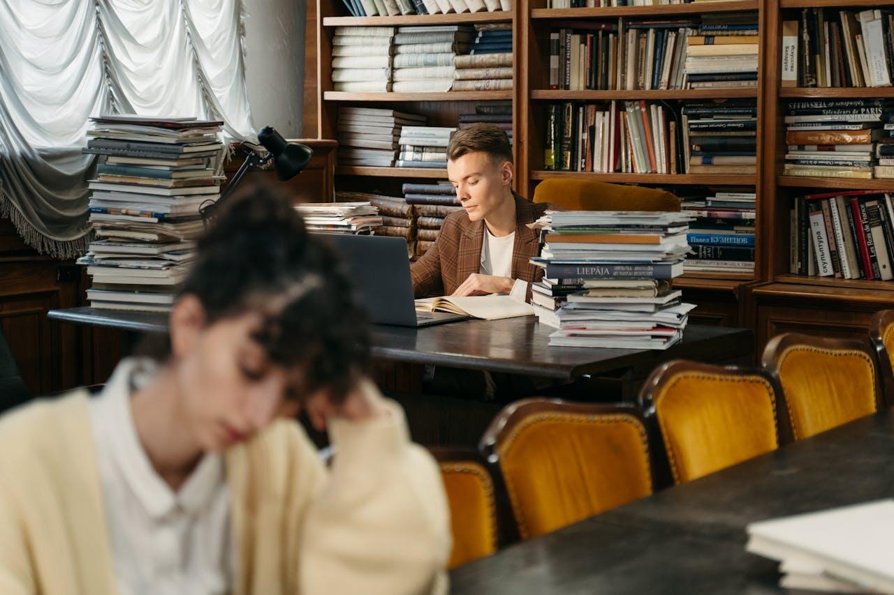 deux etudiants dans une bibliotheque ou archive etudiant