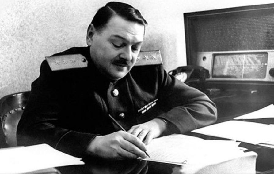 jdanov travaillant a son bureau