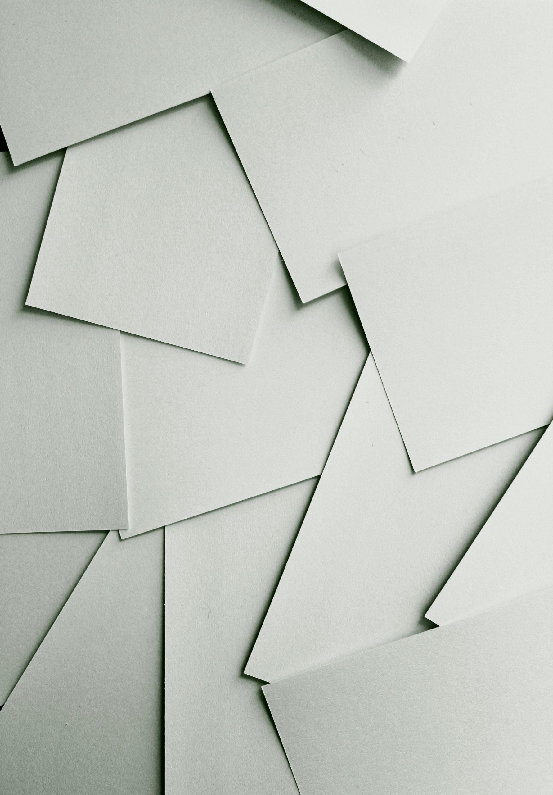 Des feuilles blanches entassées.